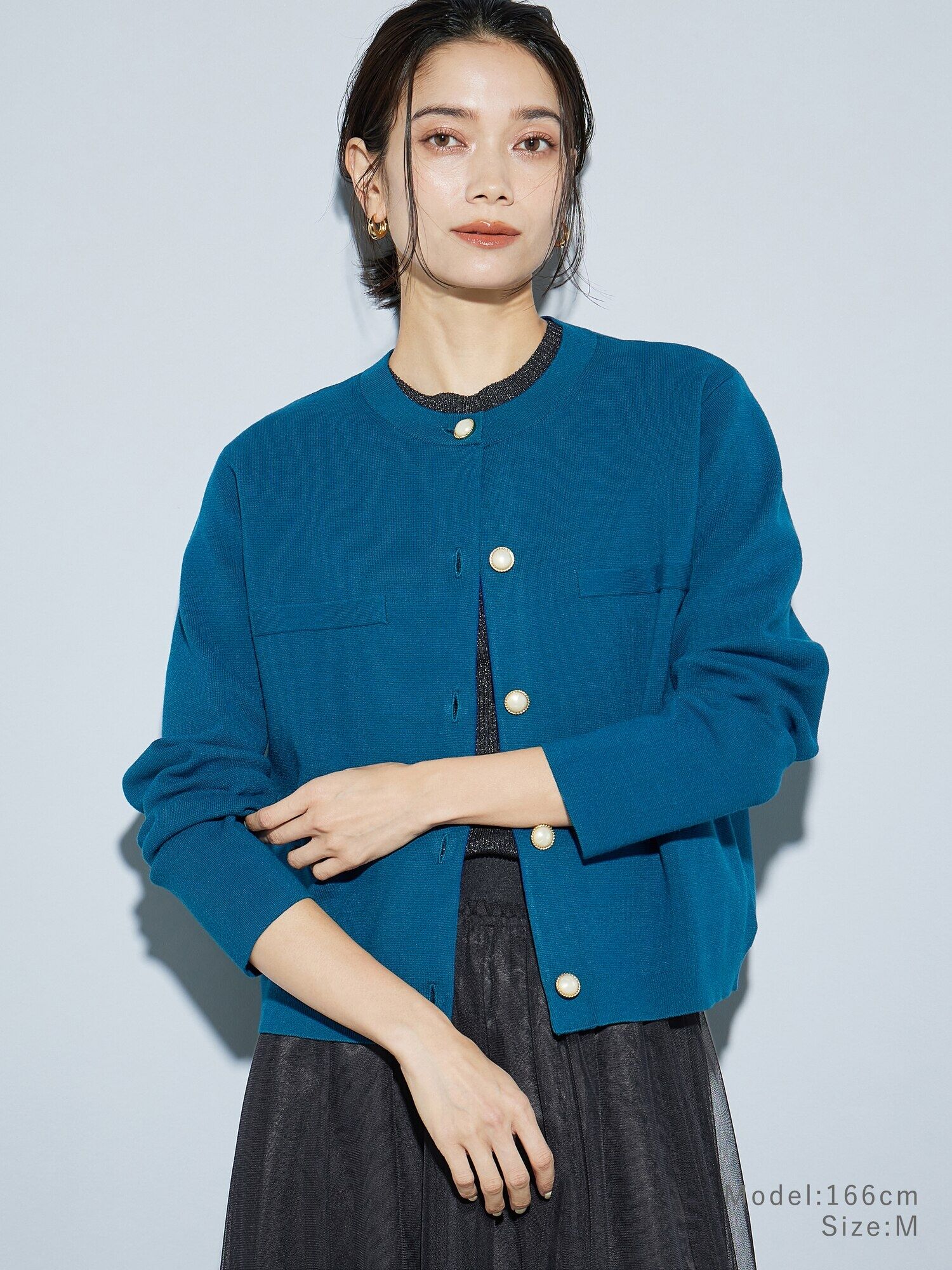 カーディガンのボタンを開けた着こなし