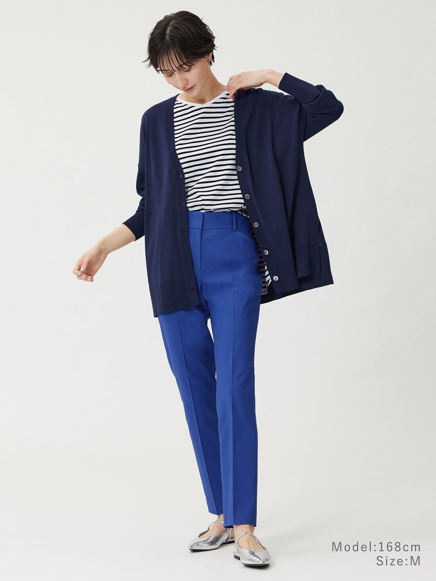 リラックスシルエットのカーディガンに細身のパンツを合わせたコーデ