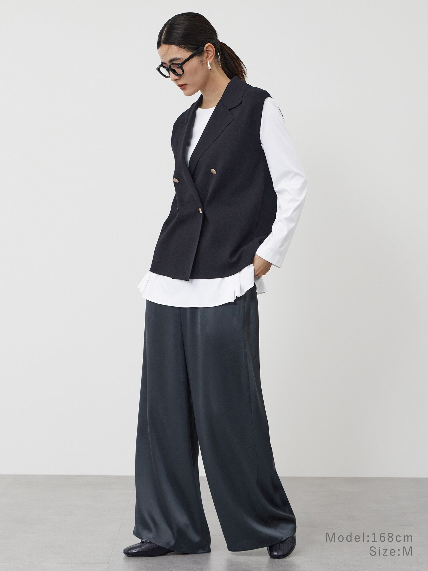 グレーのニットジャケットを羽織ったコーデ