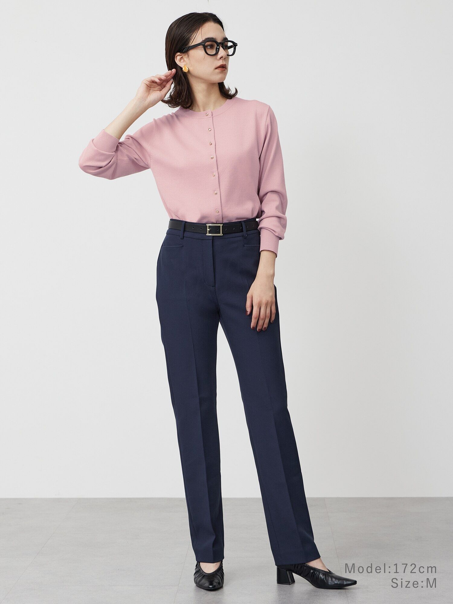 ピンクカーデにパンツを合わせたコーデ