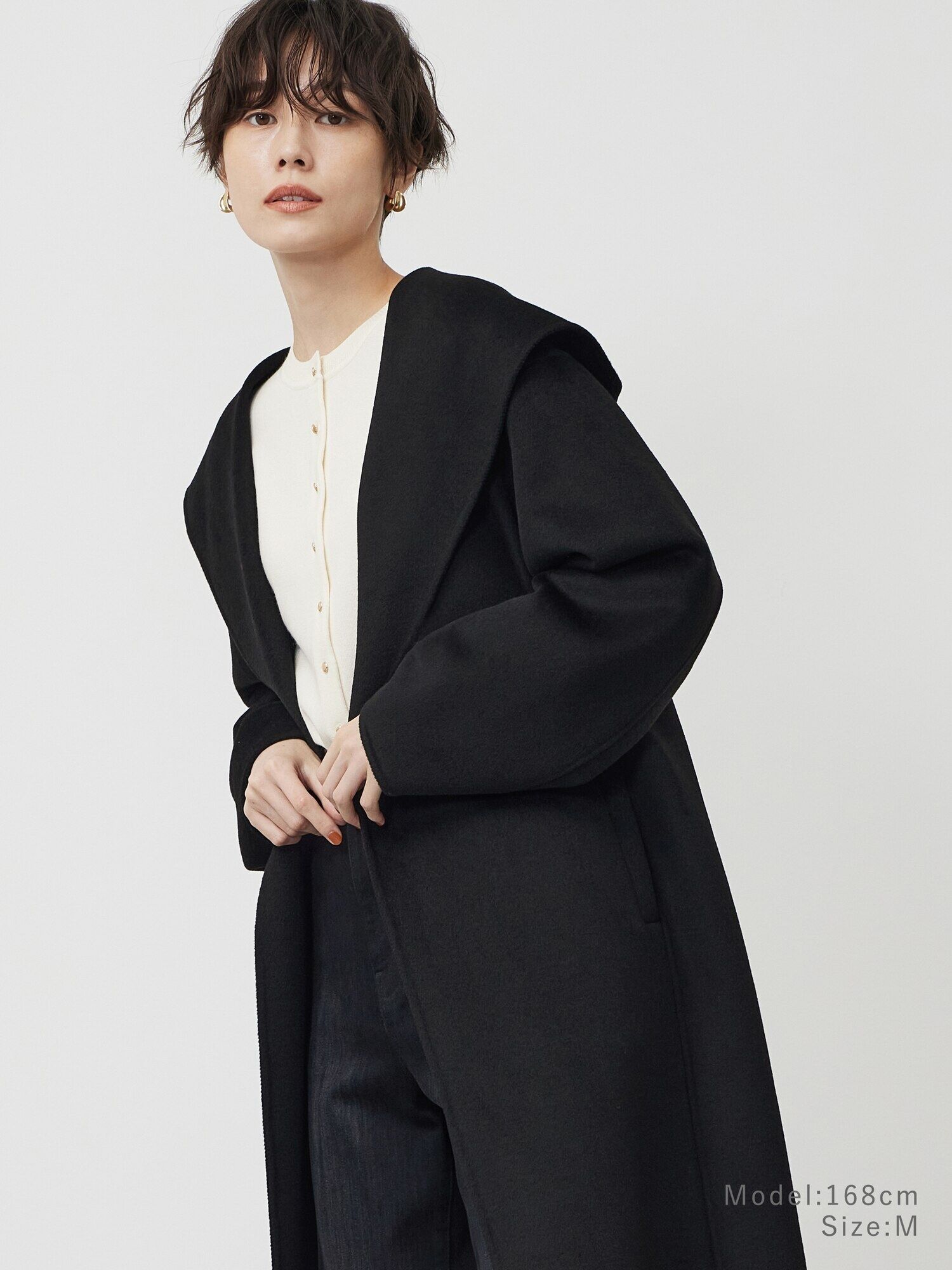 グレーの同系色コーデにブルーのカーデを合わせたコーデ