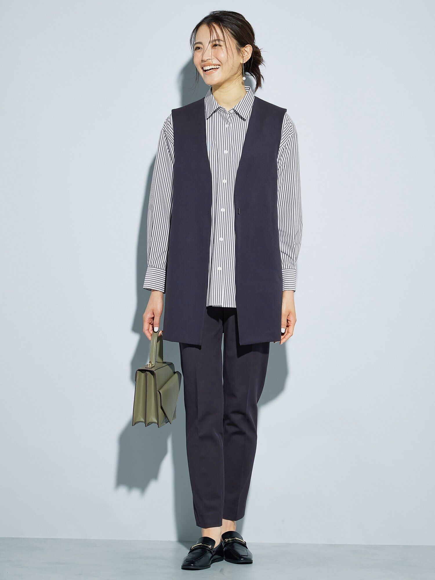 シャツとパンツのコーデにミドル丈のジレを合わせたコーデ