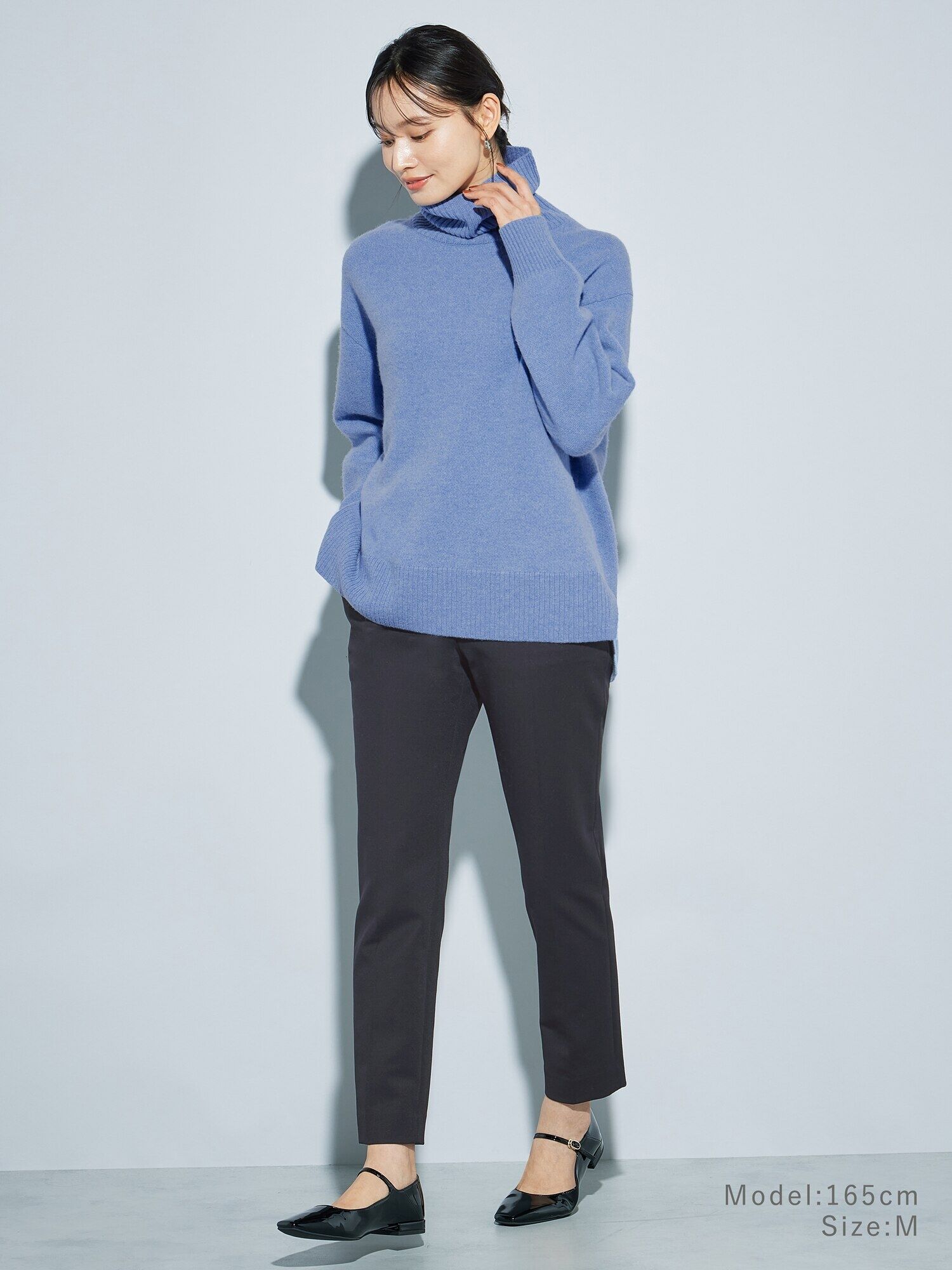 ニットとテーパードパンツを合わせた動きやすいコーデ