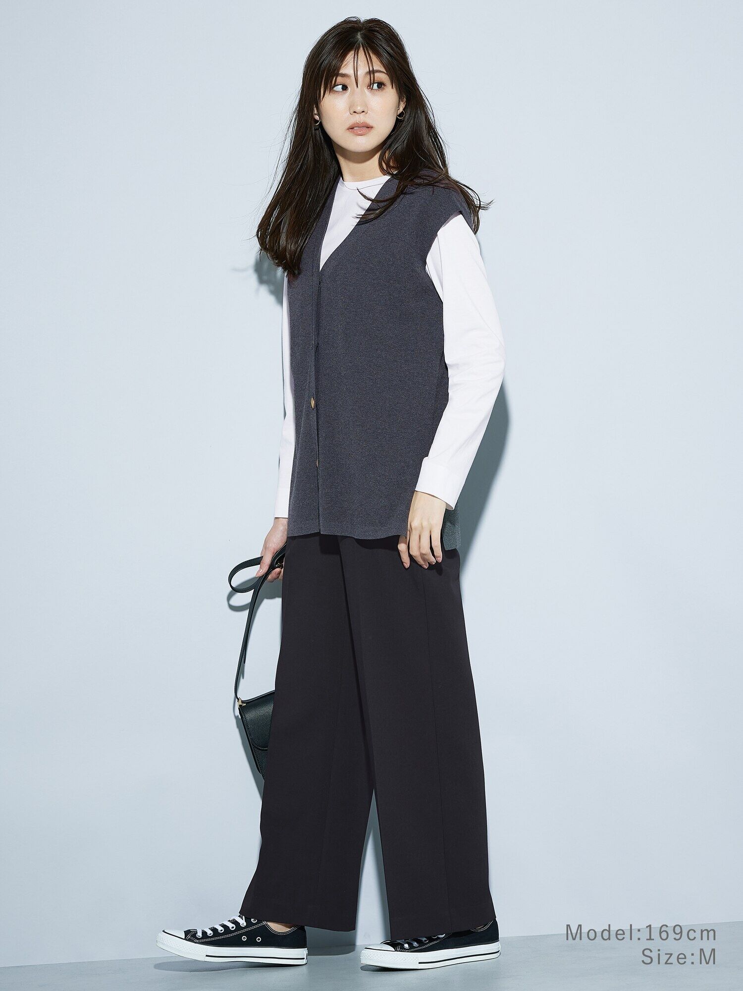 ワイドパンツとニットベストを合わせた、動きやすいスニーカーコーデ