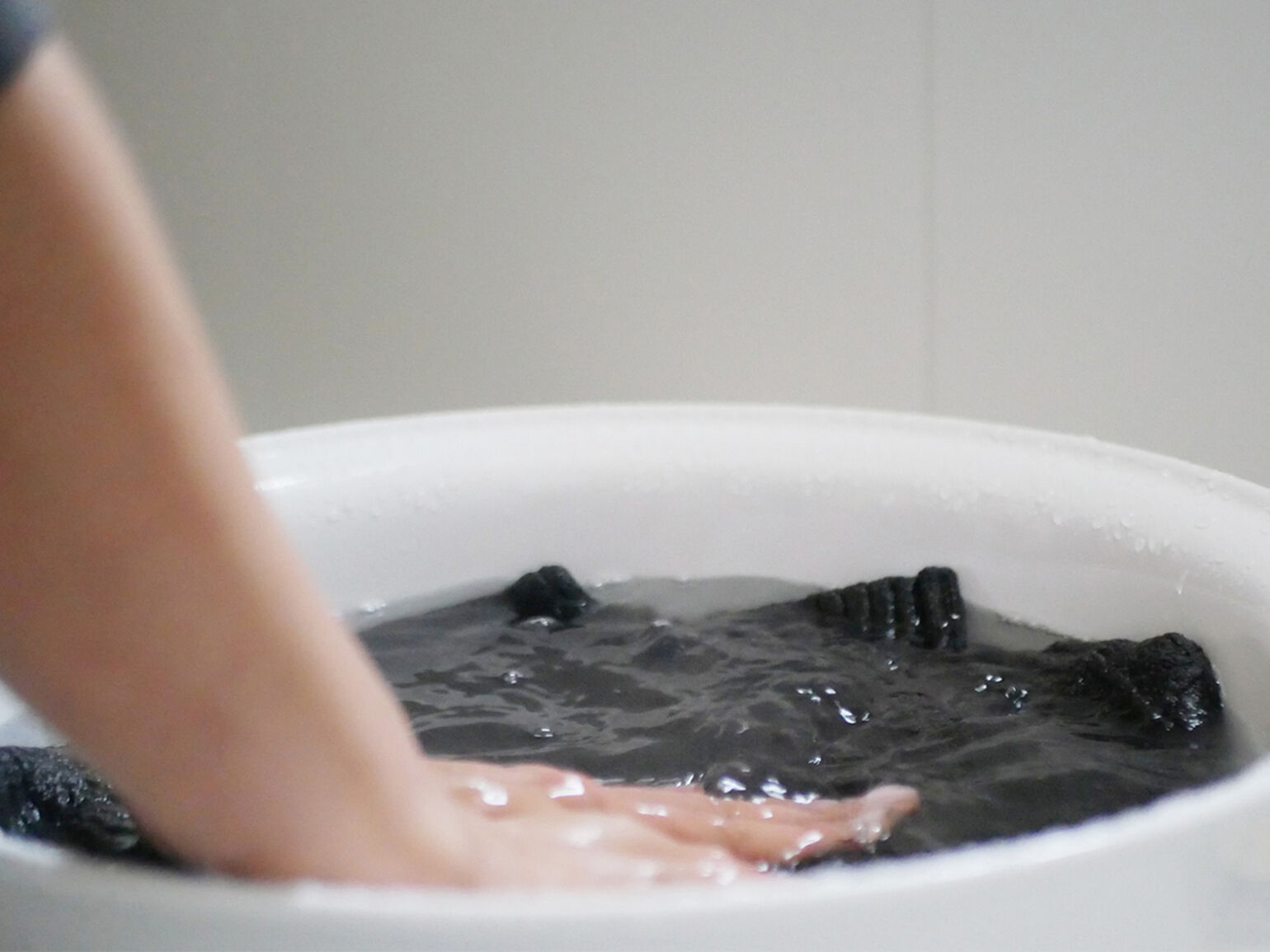 温水で押し洗い