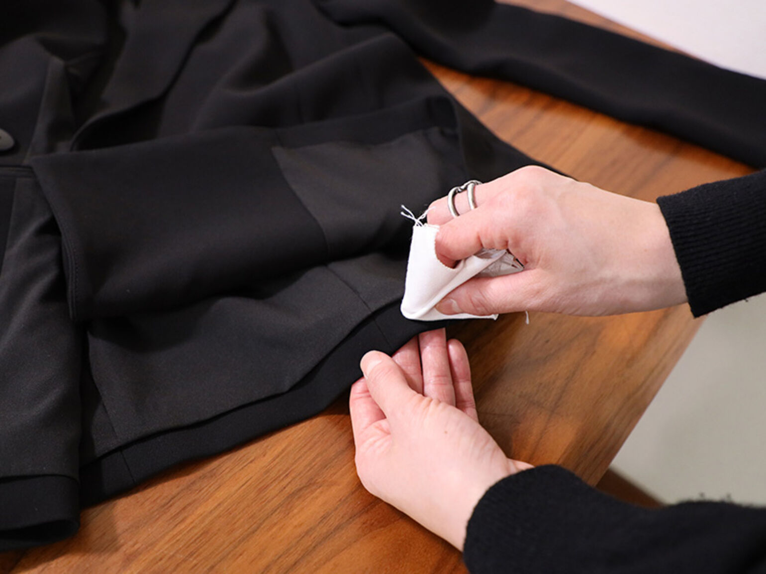 スーツの裏側の目立たない箇所におしゃれ着用洗剤をつけて数分放置し、タオルの端っこなどでトントンと叩く