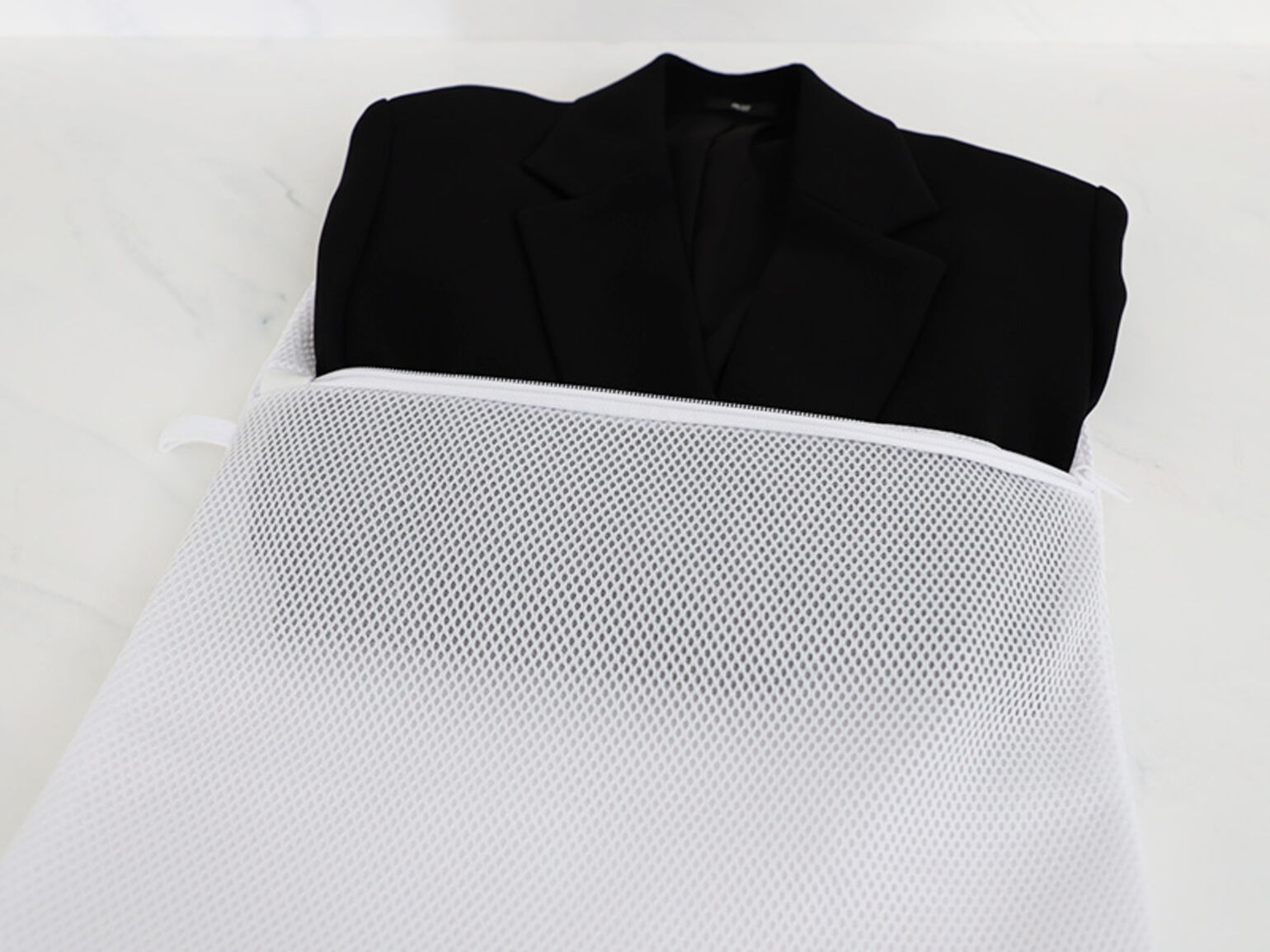 スーツを洗濯ネットに入れる