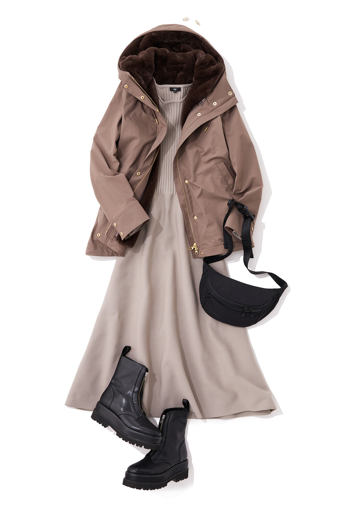 裏地付きマウンテンパーカーにニットワンピを合わせたコーデ