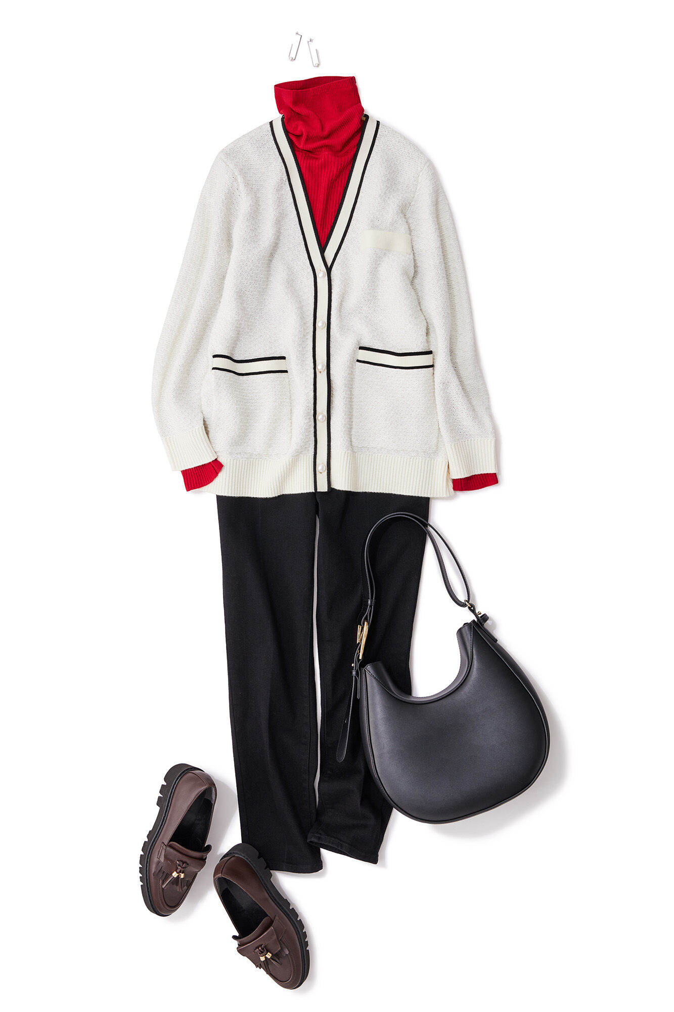 赤いタートルニットにライン入りカーデ、ローファーを合わせたプレッピーなコーデ