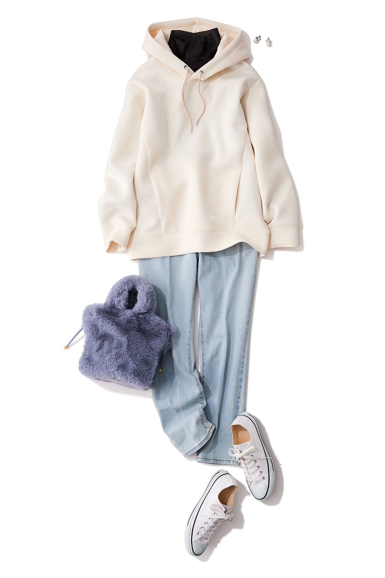 シアーインナー、パーカーにデニムパンツを合わせたコーデ