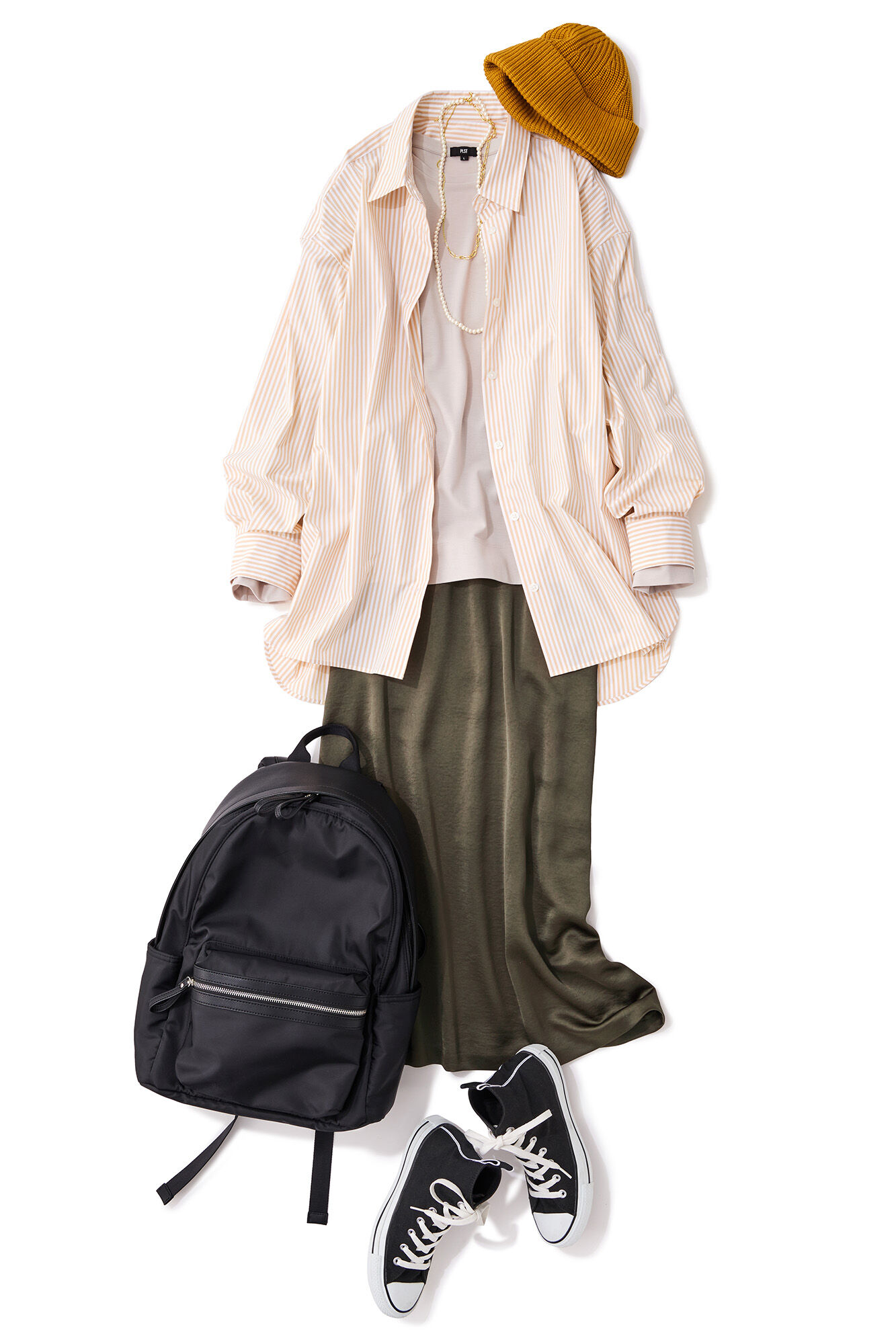 Tシャツにストライプのシャツを羽織り、カーキのサテンスカートを合わせた大人カジュアルコーデ