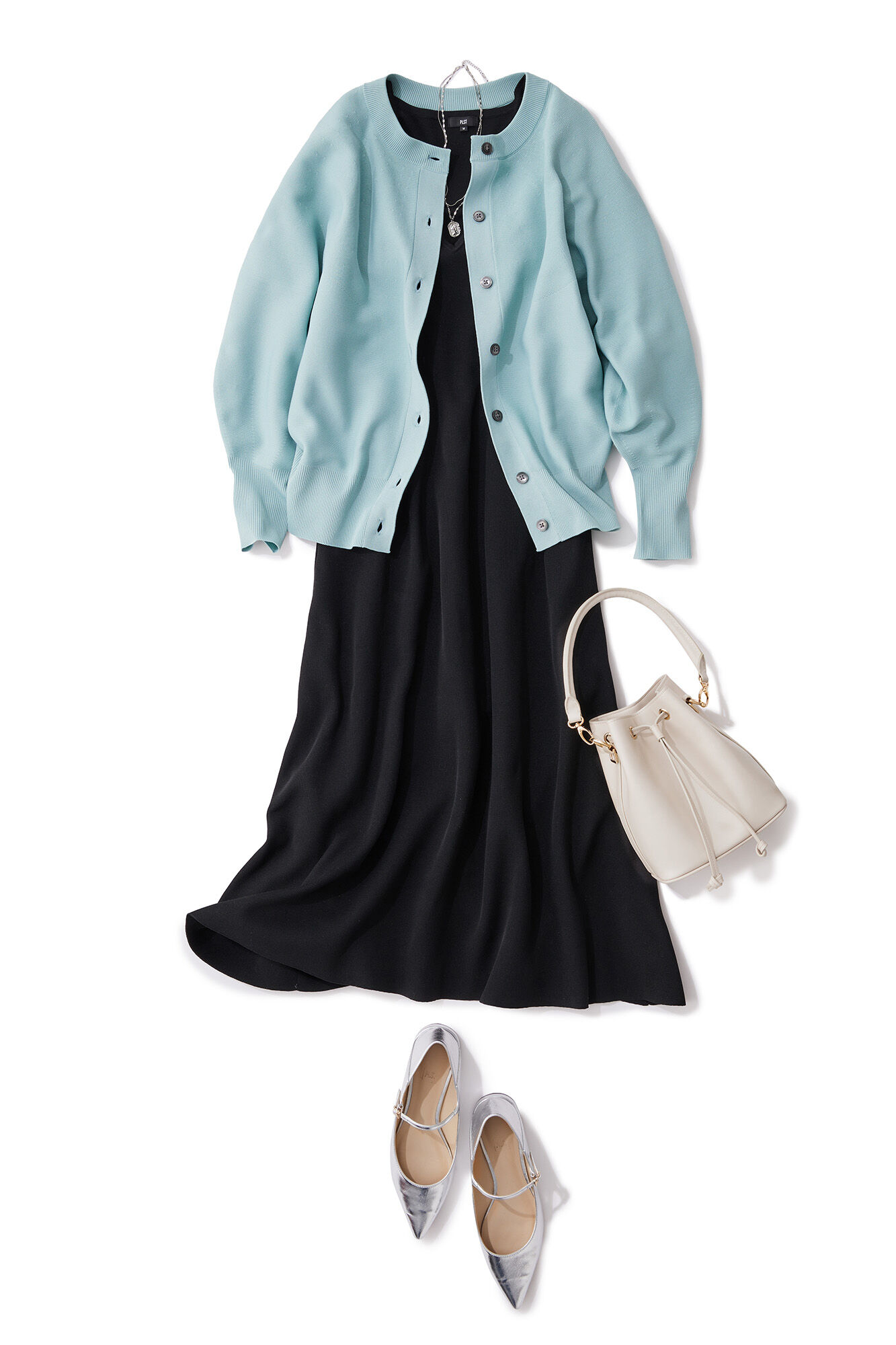 ノースリーブのホールガーメントワンピースに、同素材のカーディガンを合わせたコーデ