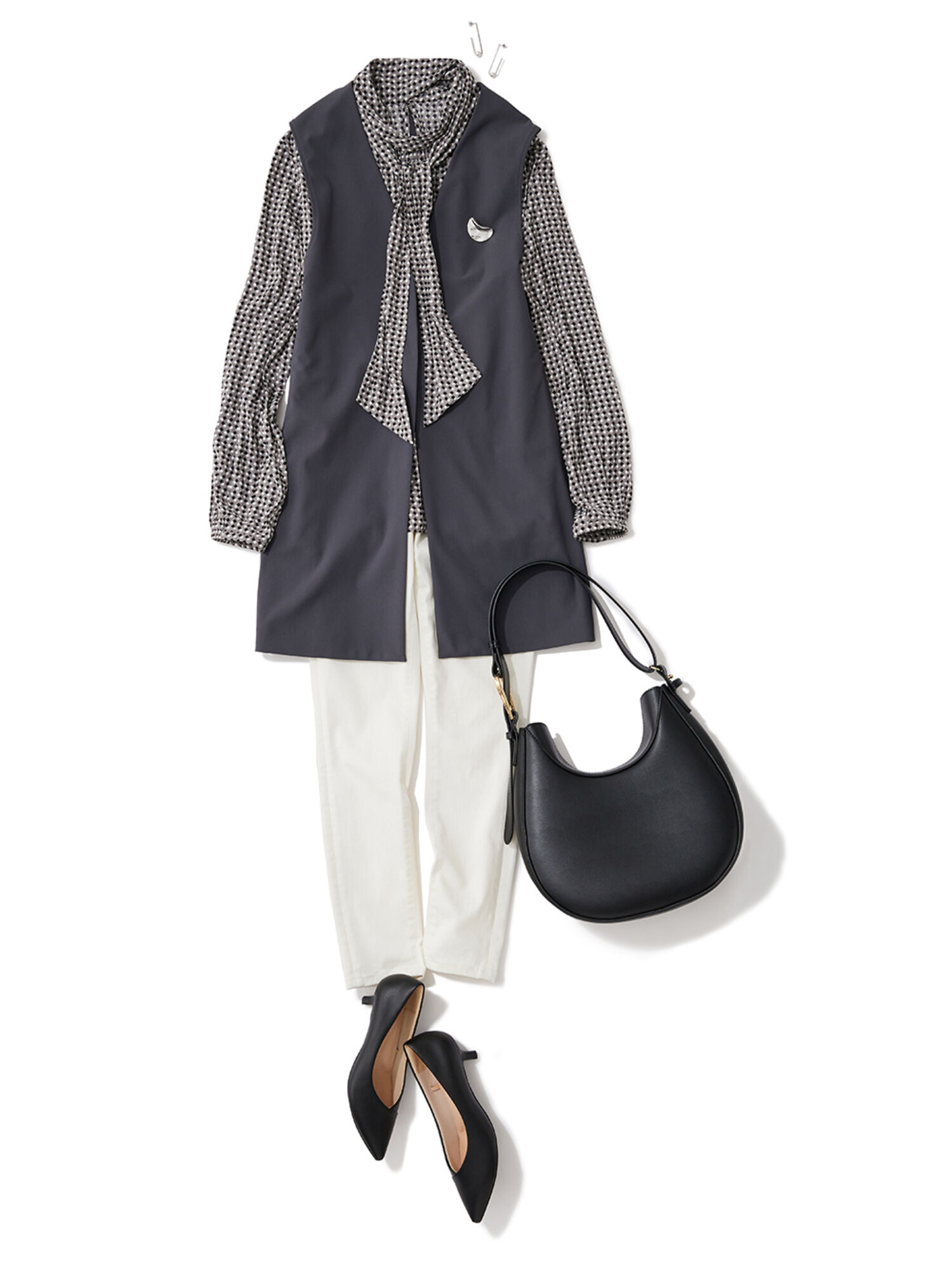 ジレとボウタイブラウスを合わせた、体型カバーコーデ