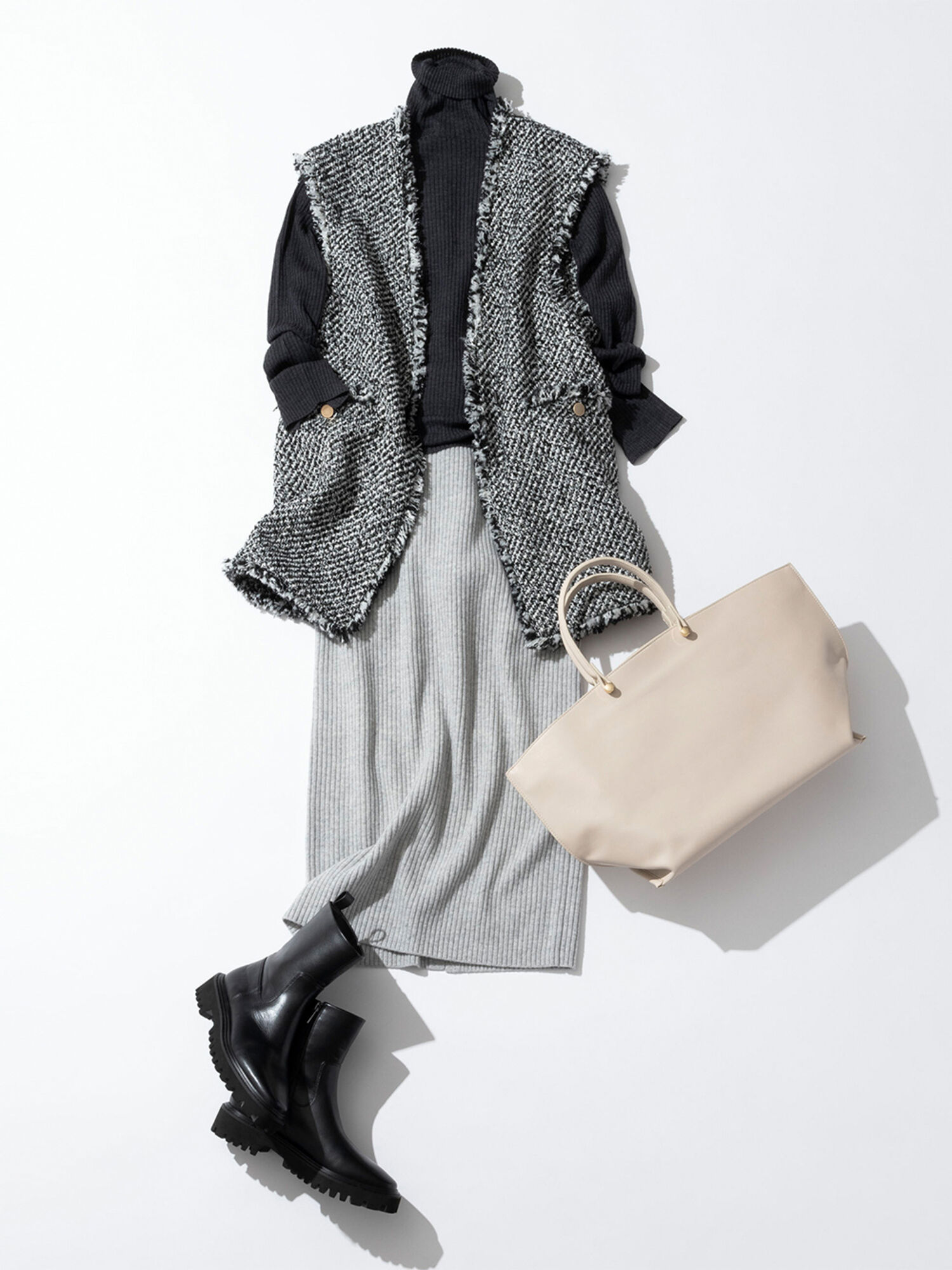 ジレにタートルネックセーターを合わせた、クールコーデ