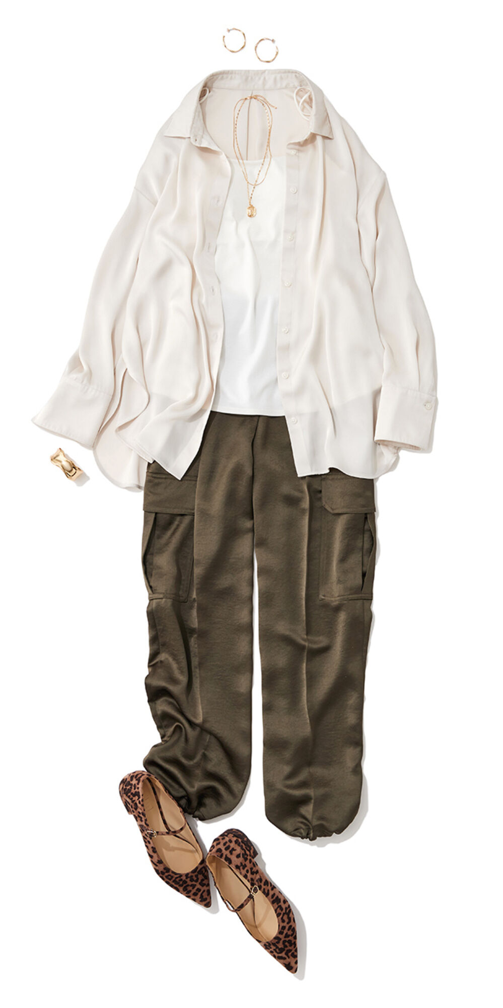 サテン素材のシャツとカーゴパンツを組み合わせたコーデ