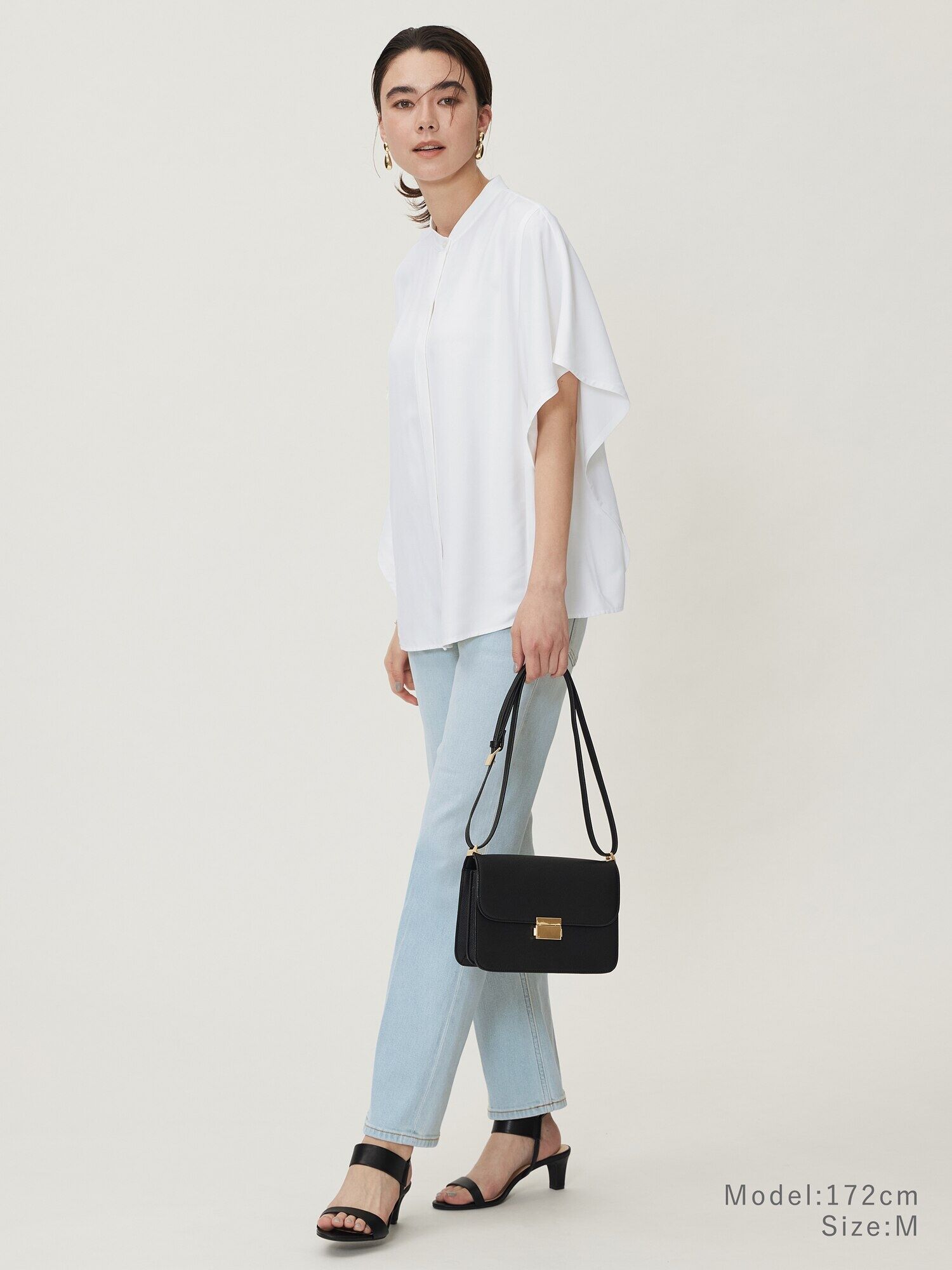 バンドカラーシャツをアウトして細身のパンツを合わせたコーデ