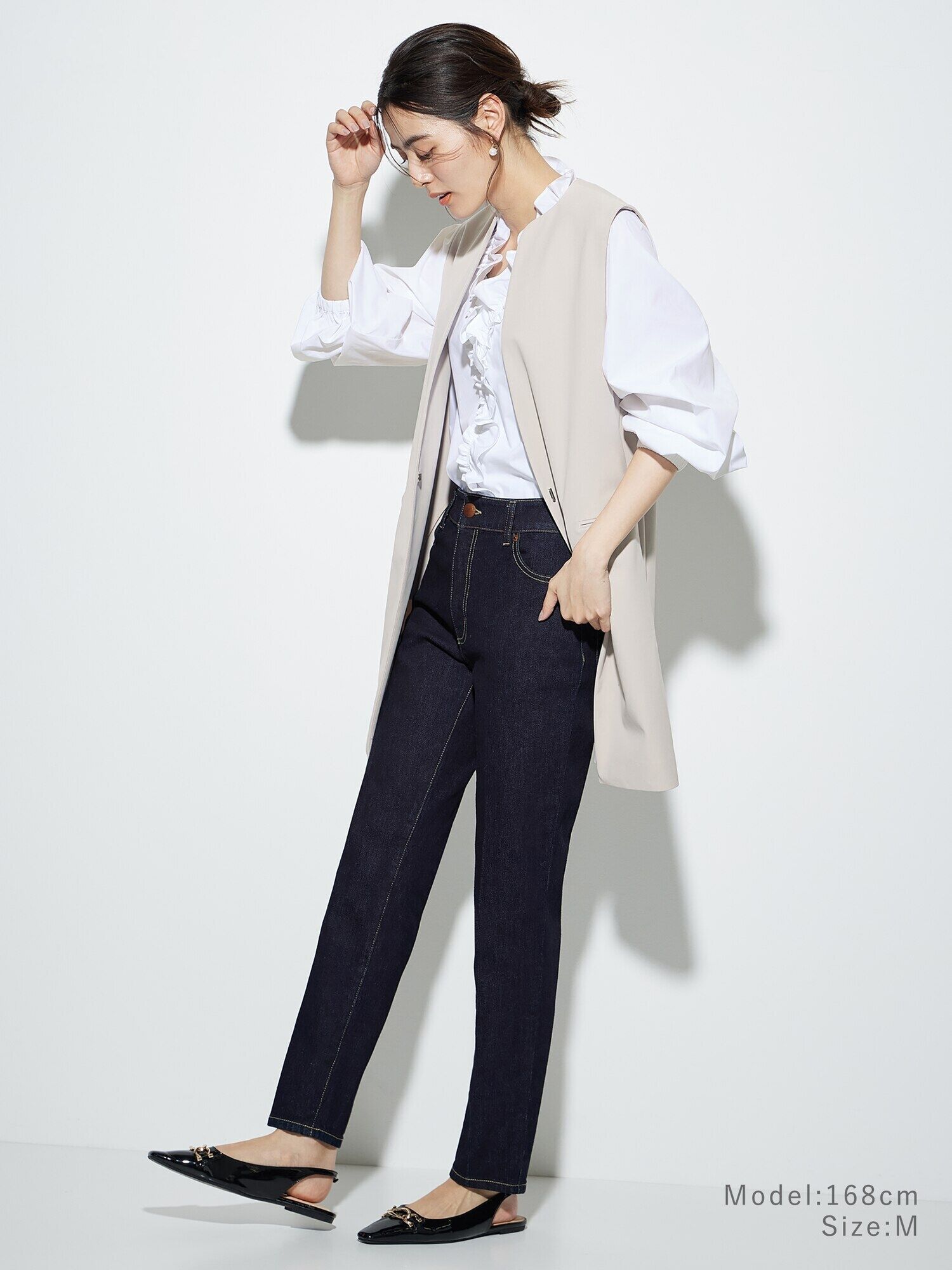 白シャツとデニムを組み合わせたコーデ