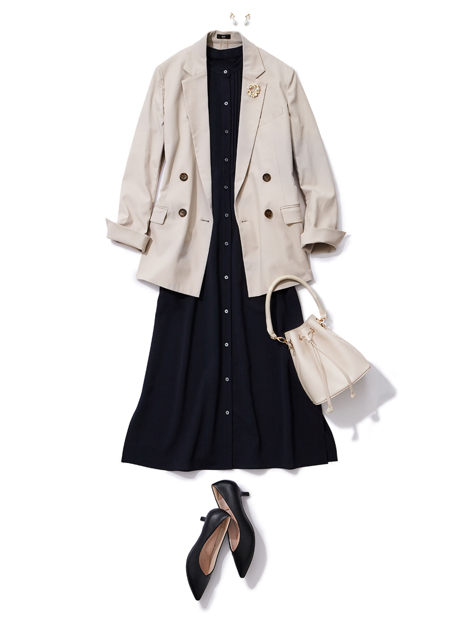 タック入りのワンピースにオーバーサイズのダブルジャケットを合わせたコーデ