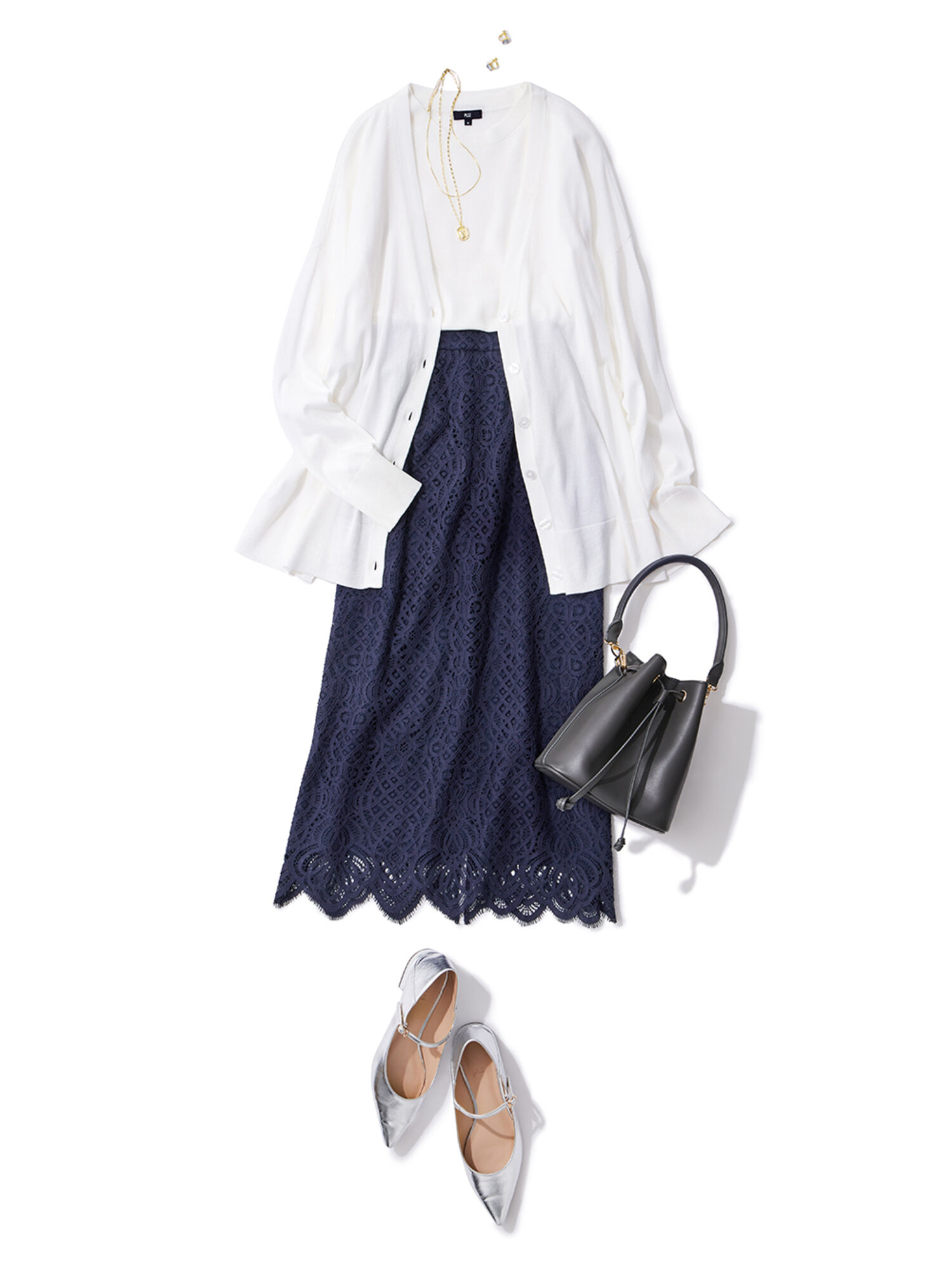 ネイビーのレーススカートにホワイトのニット、カーディガンを合わせたコーデ