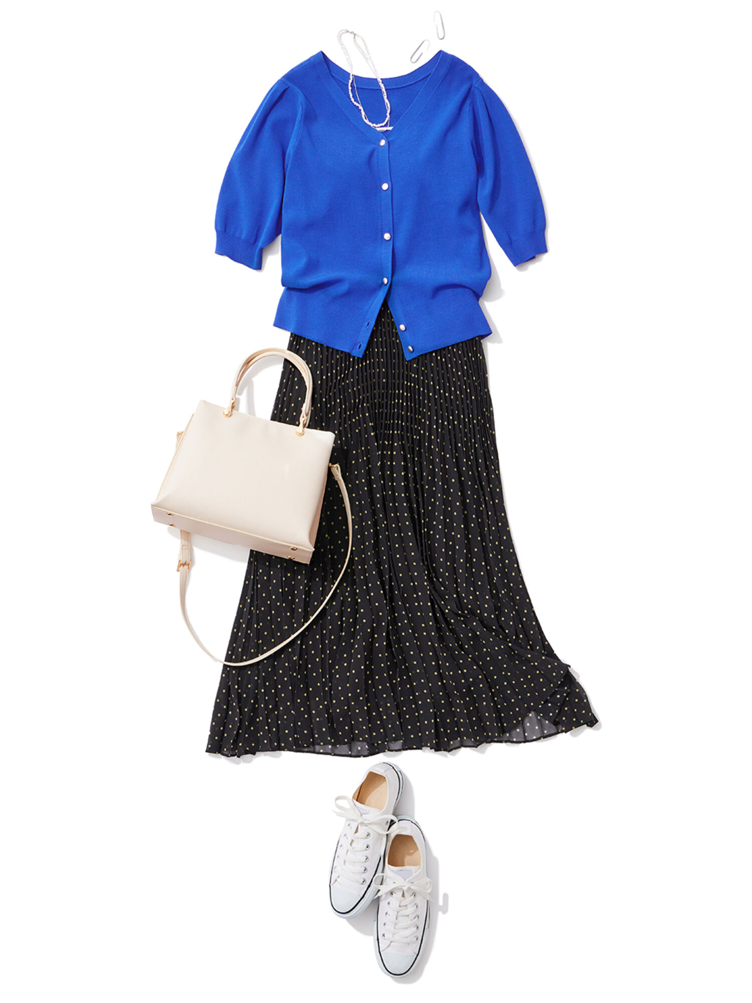 ブルーのニットカーディガンと黒のプリーツスカートに、スニーカーを合わせたコーデ
