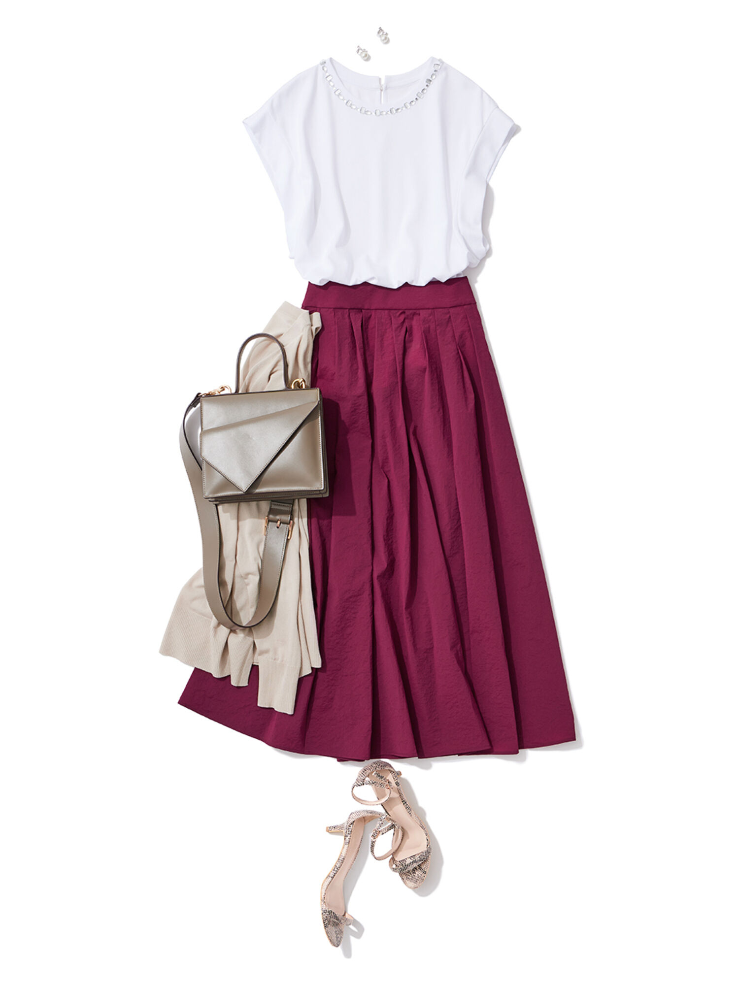 ビジュー付きトップスにボルドーのスカートを合わせた秋コーデ
