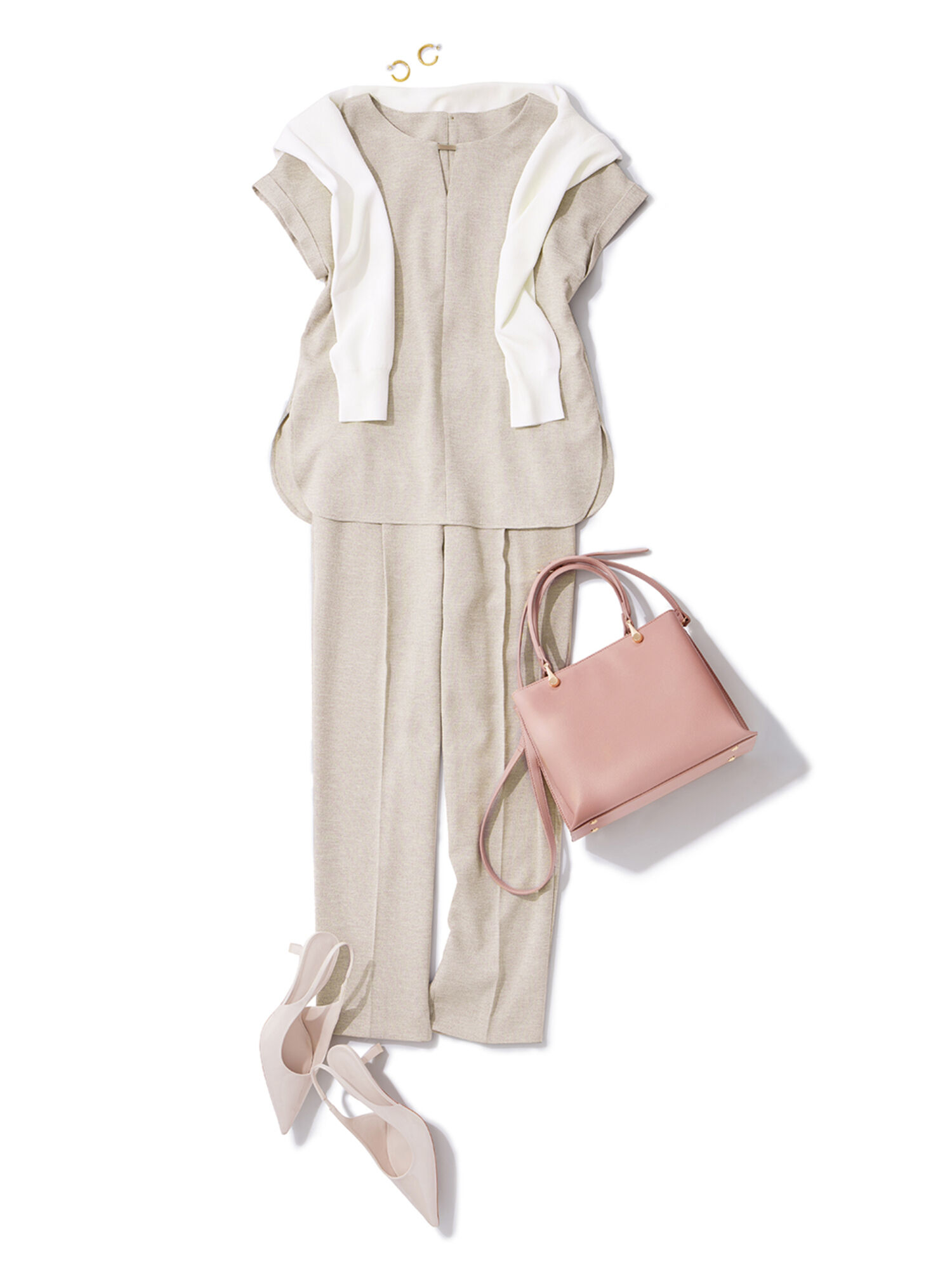 ベージュのブラウス・パンツのセットアップコーデ