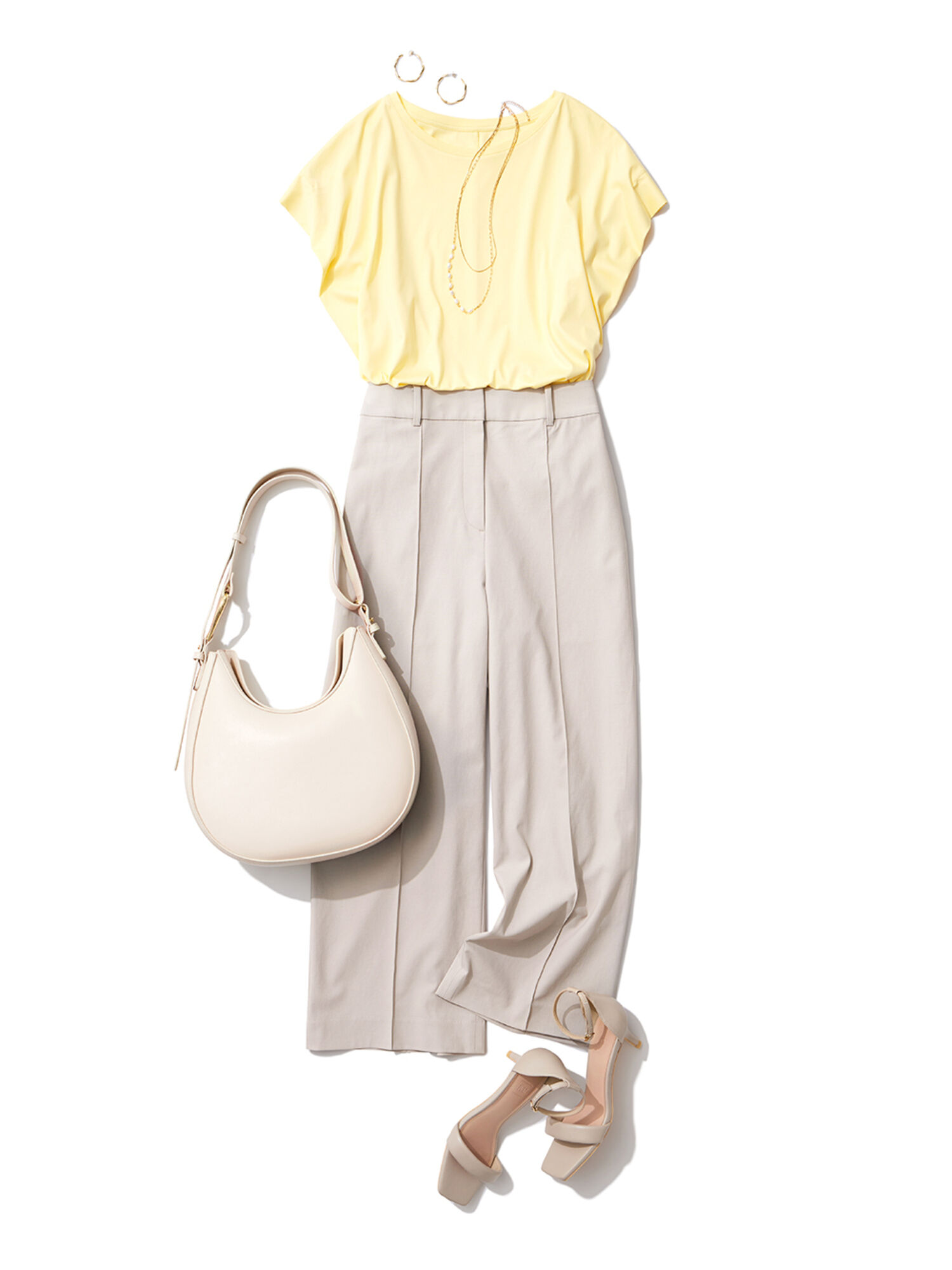黄色のカットソーにセンタープレス入りのワイドパンツを合わせた、きれいめカジュアルコーデ