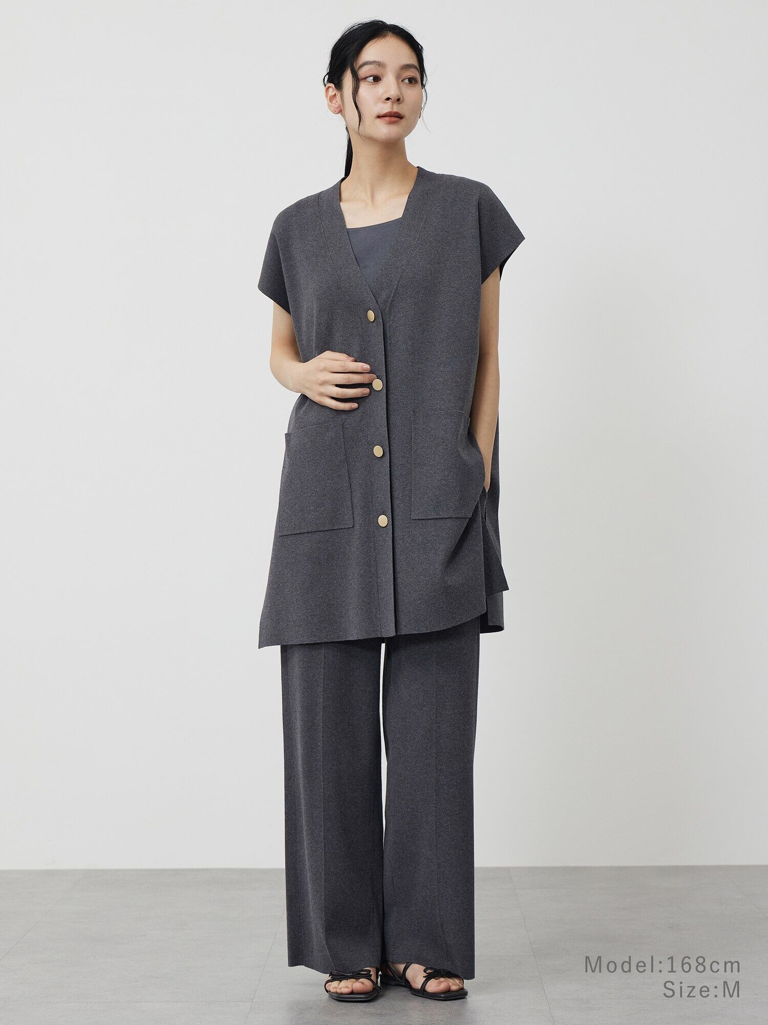 グレーのニットのセットアップ