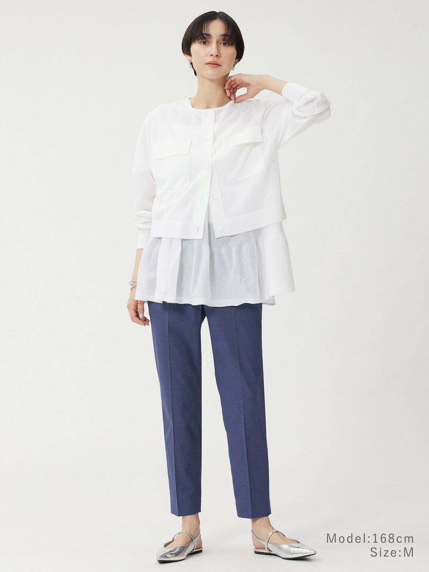 骨ストおすすめのスティックパンツに、シアーのトップスを合わせたコーデ