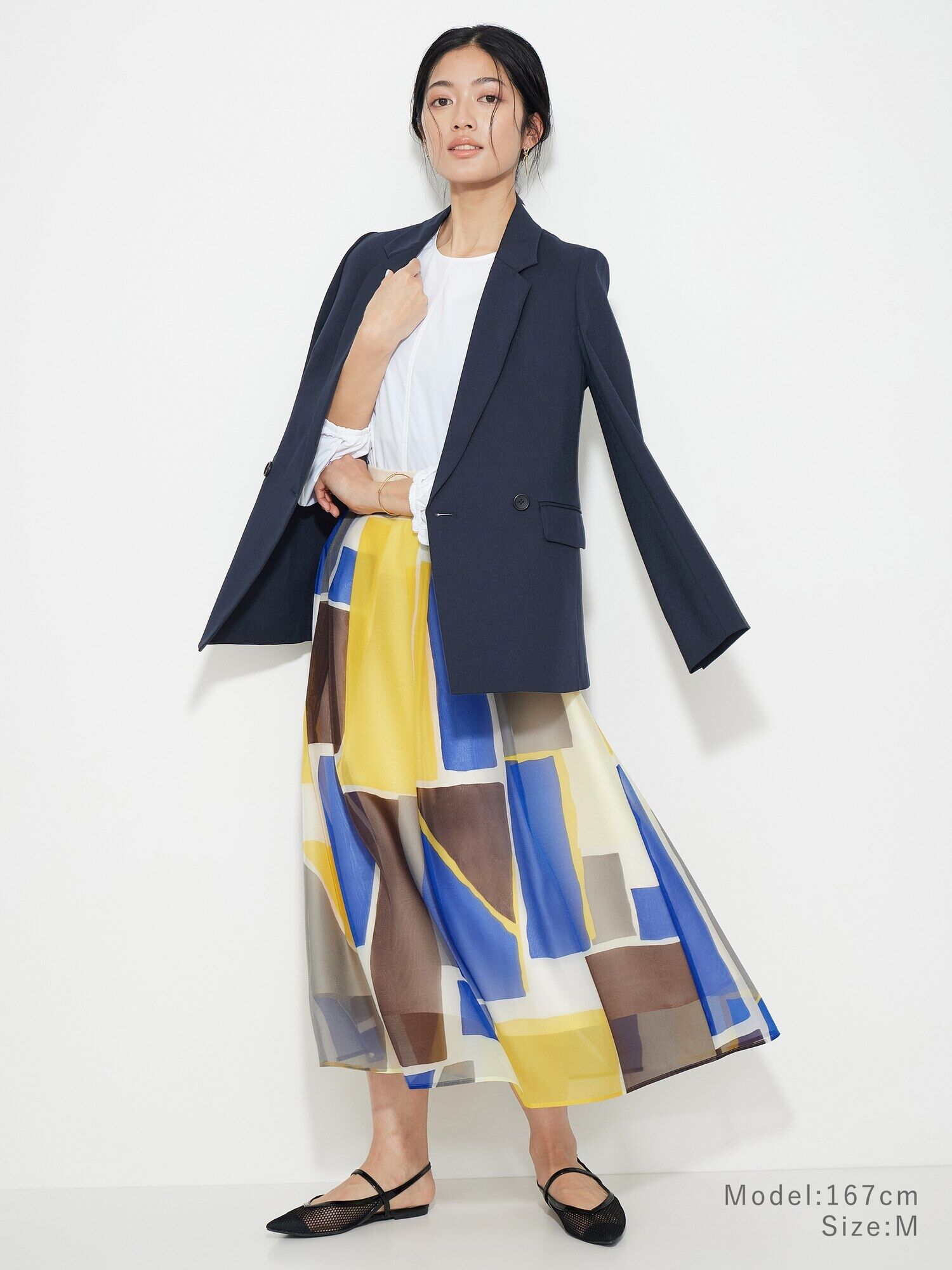 裏地がなく通気性の良いジャケットを羽織ったコーデ