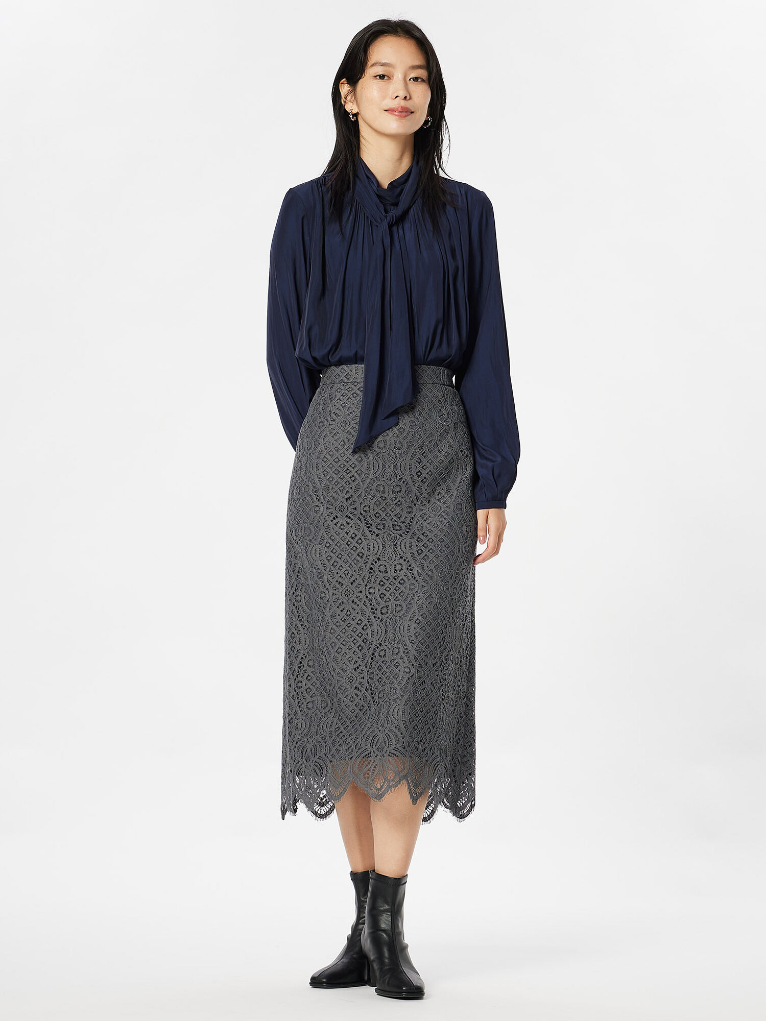 グレーのレーススカートとブラウスのコーデ