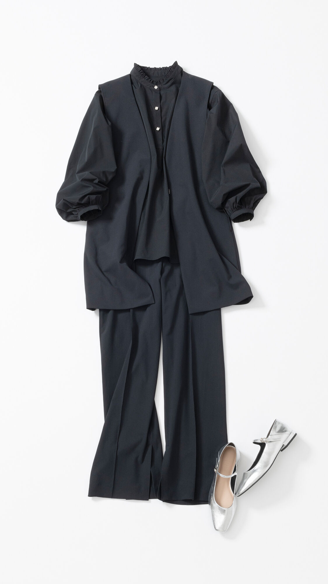 ブラウスとベスト・パンツを合わせたオールブラックコーデ