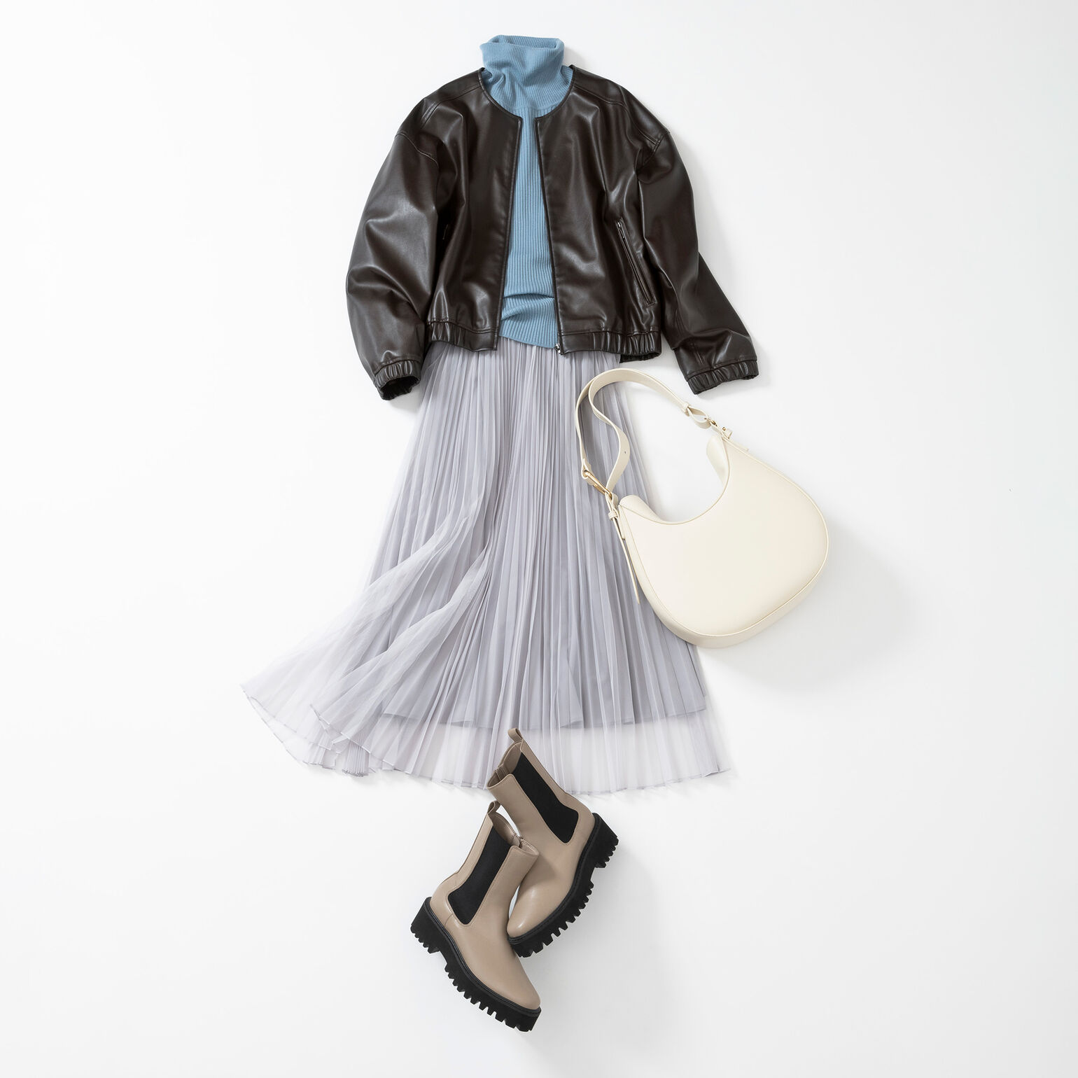 レザーアウターとスカートのコーデ