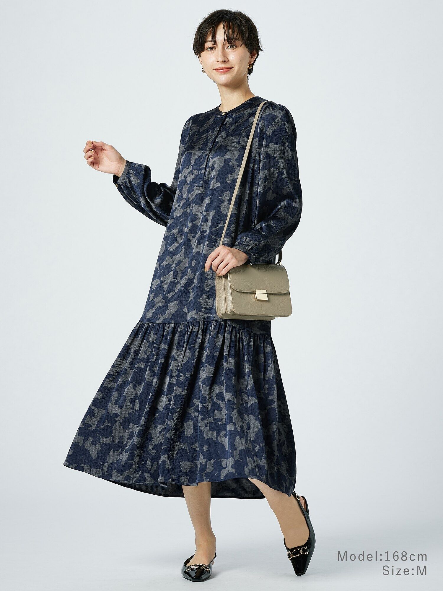 大柄のワンピースのコーデ