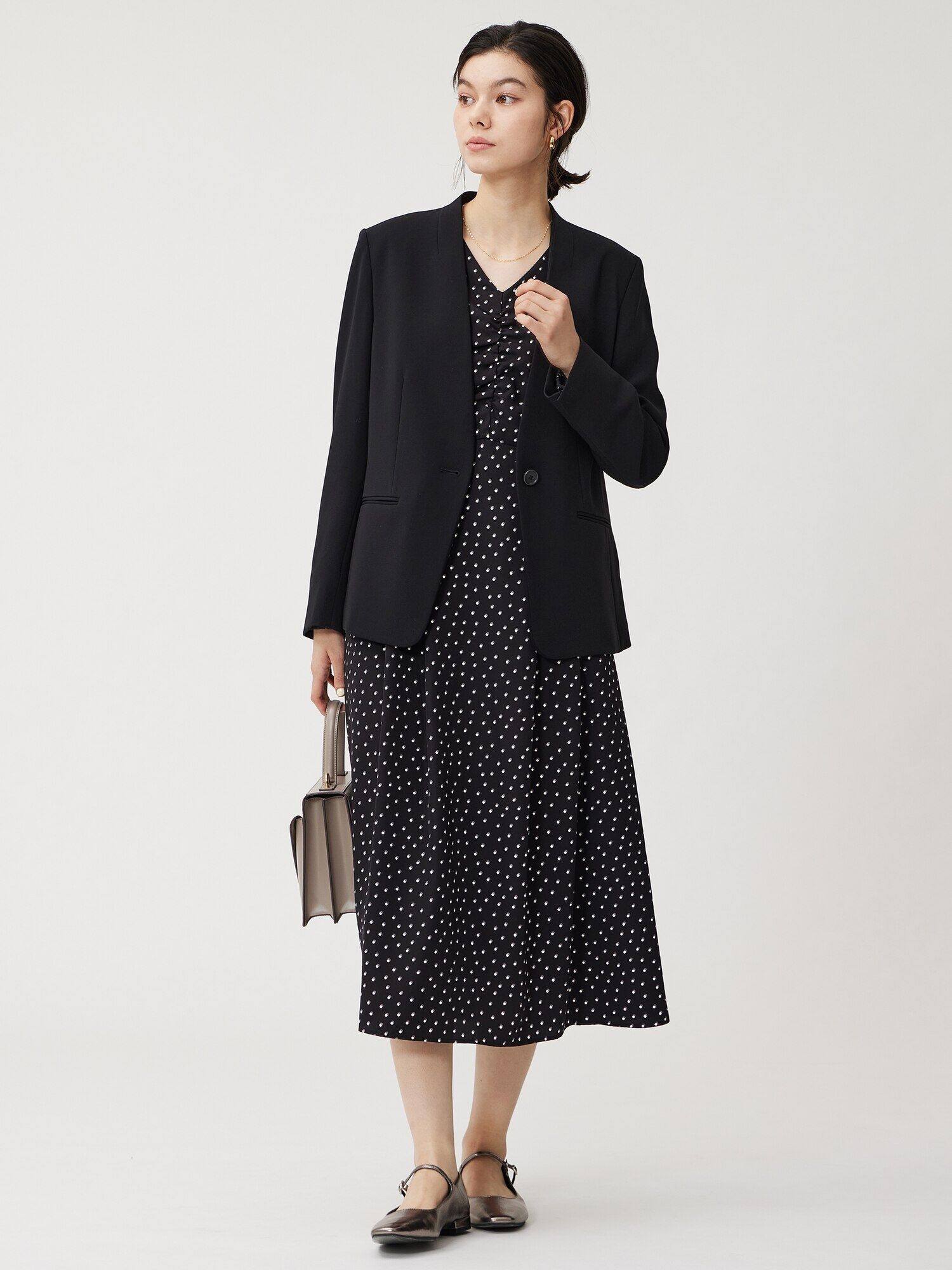 ワンピースにジャケットを合わせたコーデ