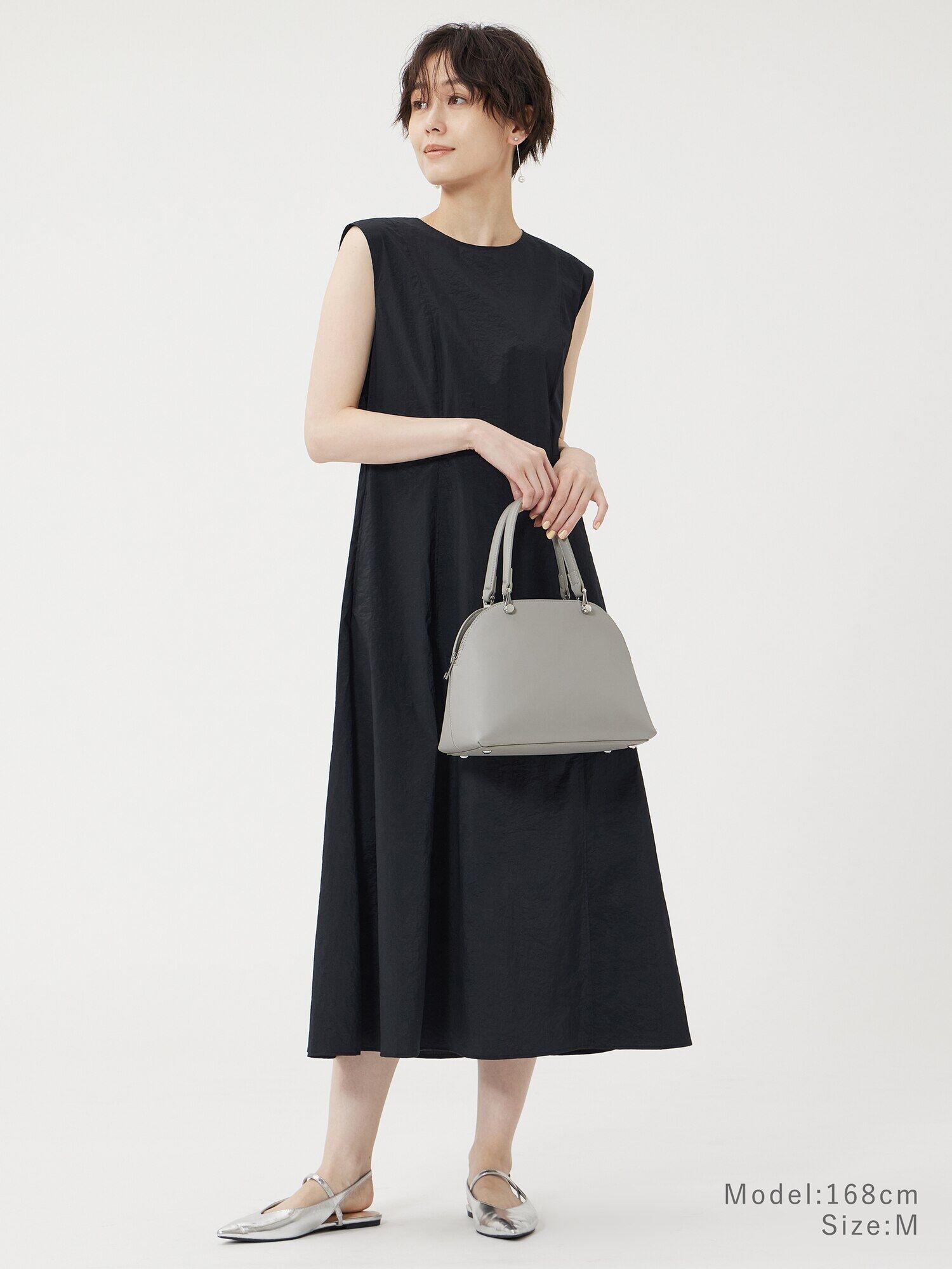 シンプルでありながらデザイン性のあるワンピースのコーデ