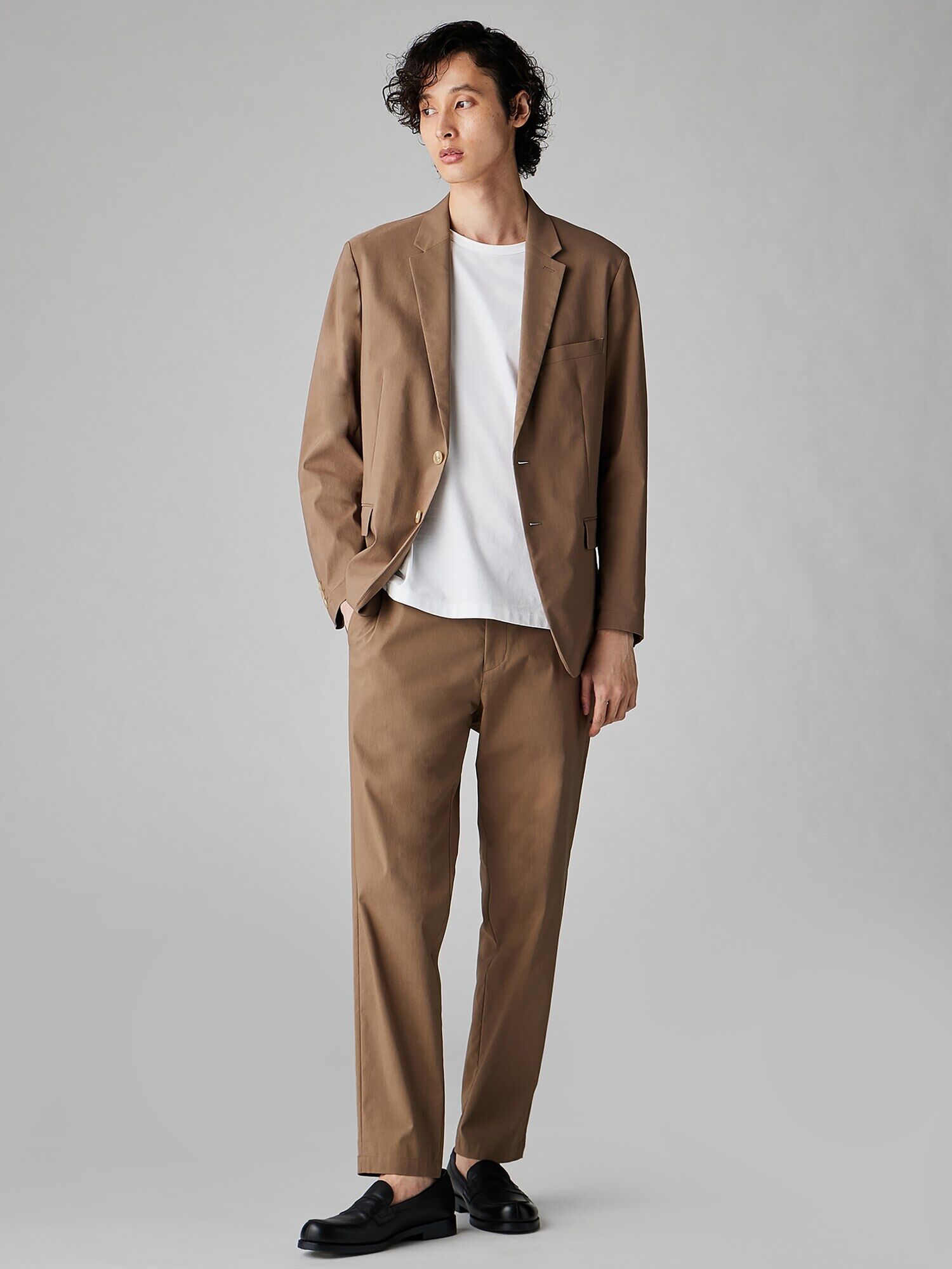 明るめなブラウンのジャケットコーデ