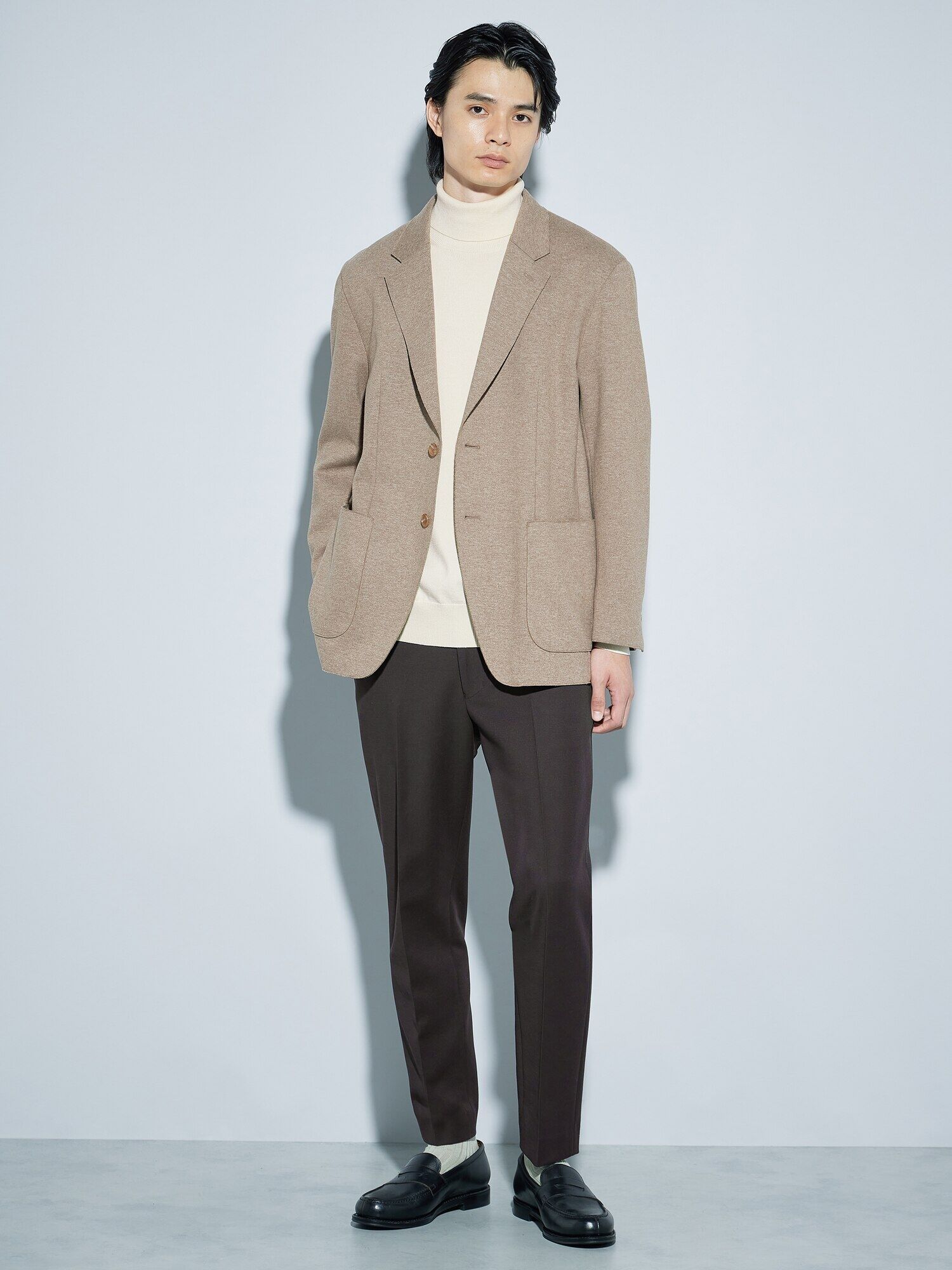 ベージュのジャケットに黒のパンツを合わせたコーデ