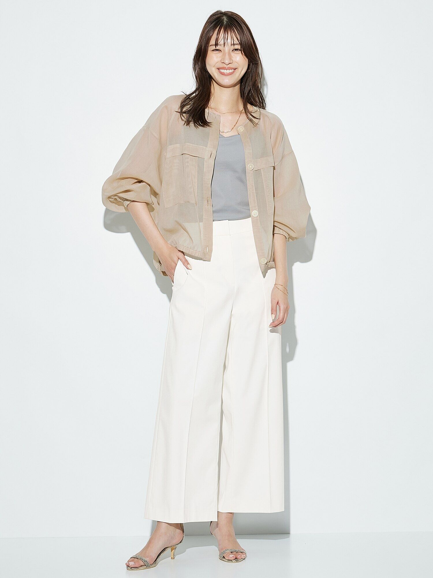 ベージュのシアーシャツを羽織ったコーデ