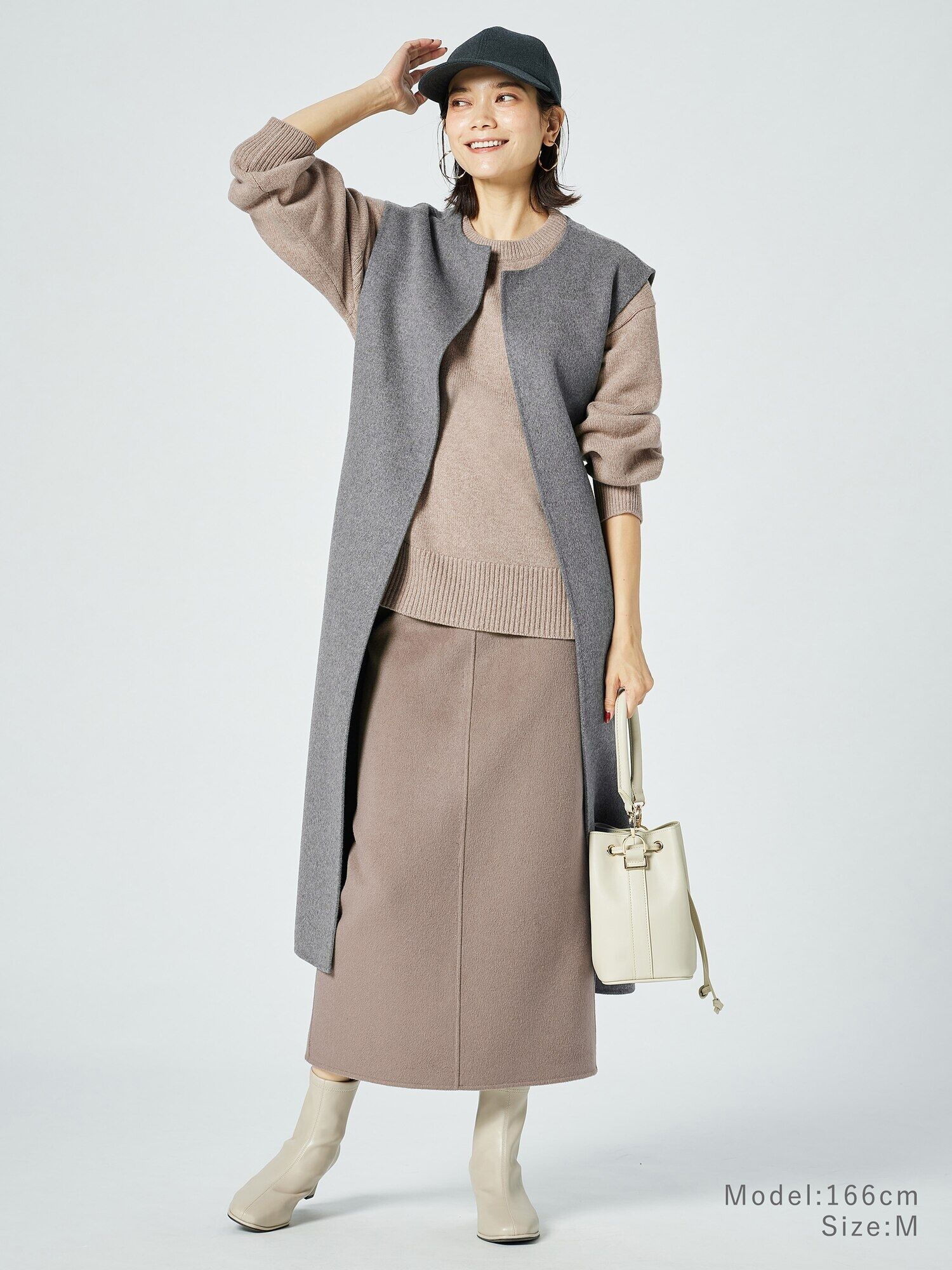 ライトグレーのベスト×モカベージュのトップス・スカートを合わせたコーデ