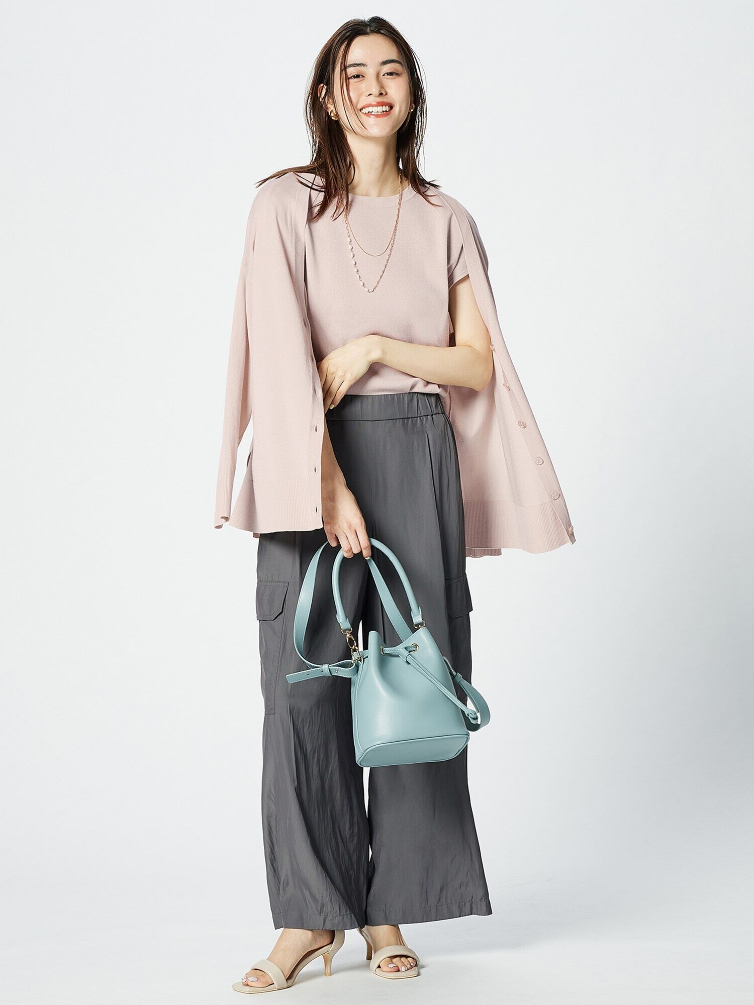 ダークグレー×ピンクベージュのコーデ