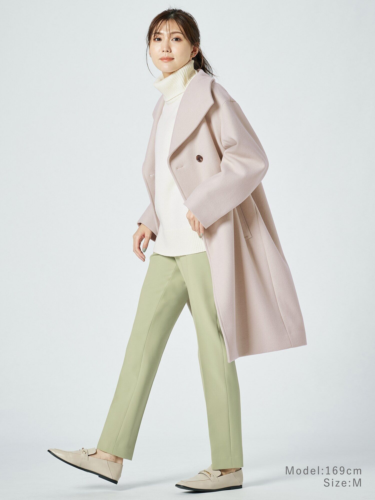 ペールグリーンとピンクベージュのコーデ