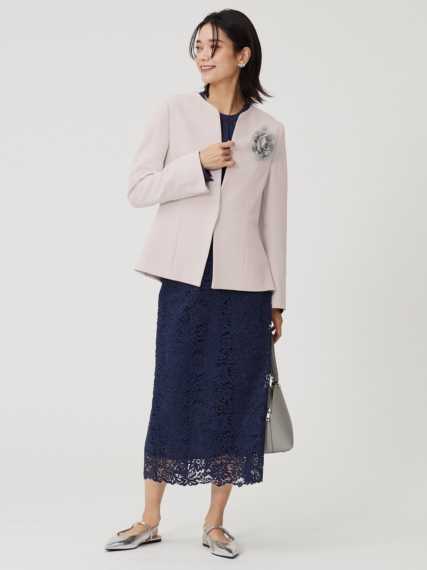 エレガントなレースのワンピースにベージュのジャケットを合わせたコーデ