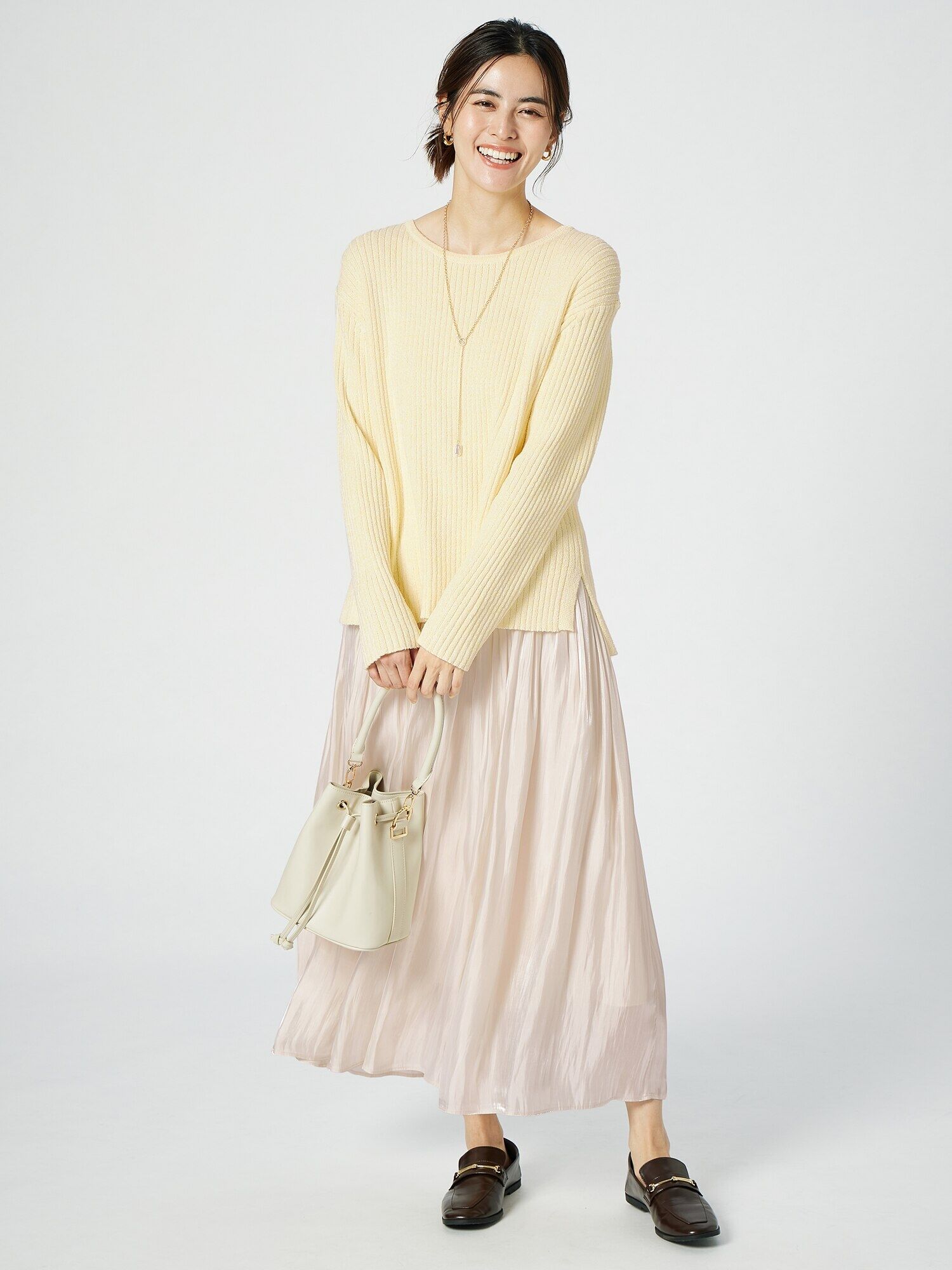 薄いベージュスカート×レモンイエロートップスのコーデ