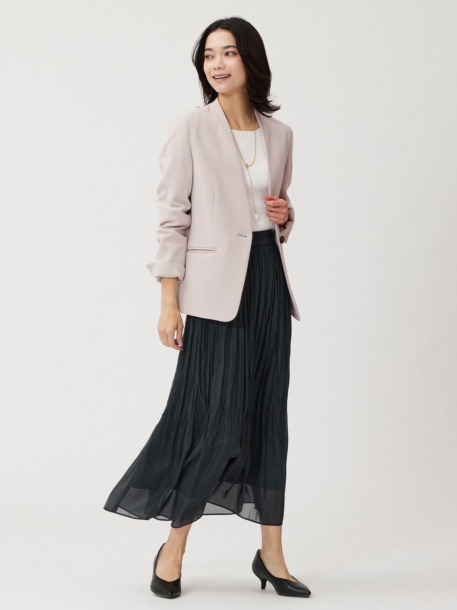 ベージュのジャケットスタイル