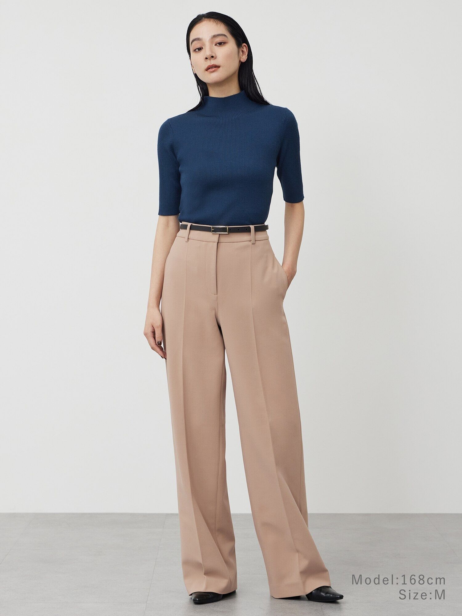 ベージュのパンツコーデ