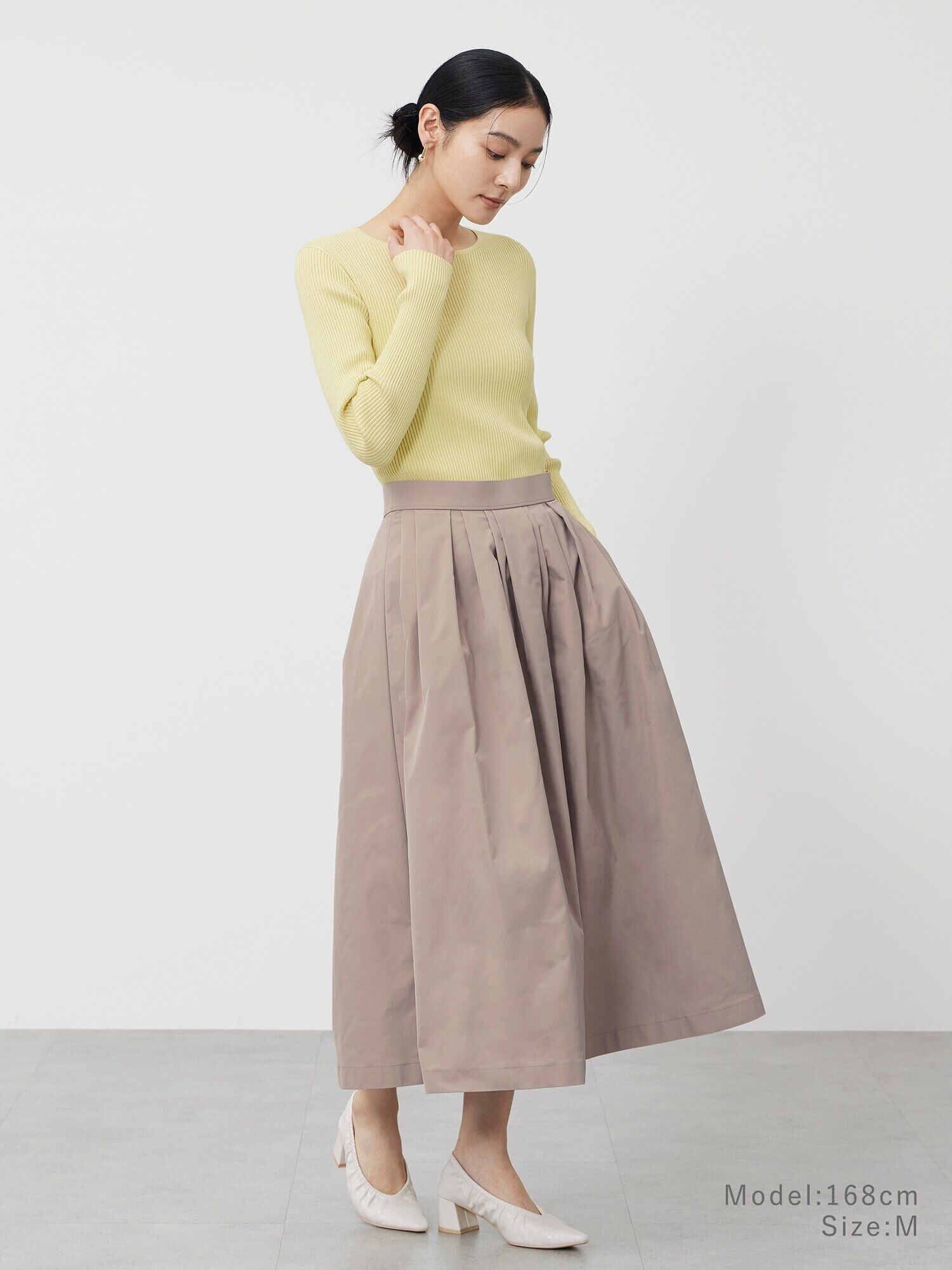 薄いベージュスカート×レモンイエロートップスのコーデ