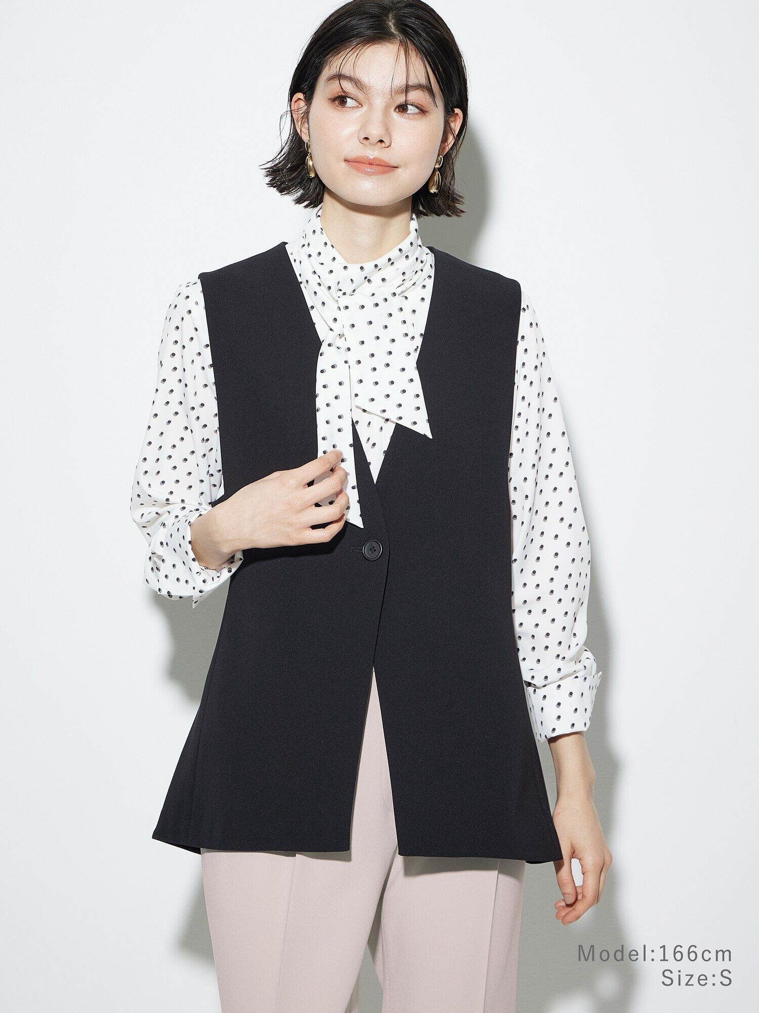 ジレとボウタイブラウスのコーデ