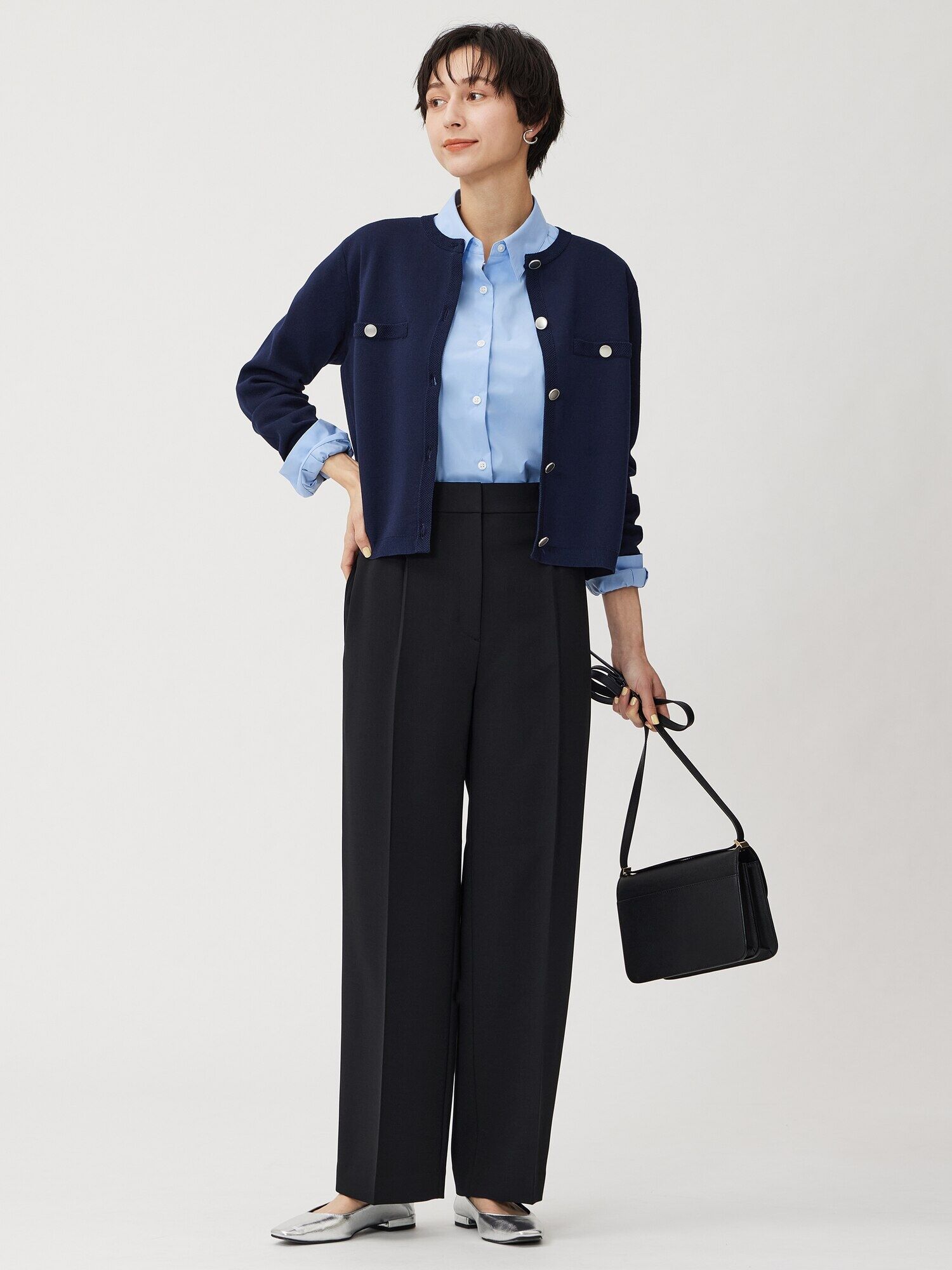 カーディガンとワイドパンツのコーデ