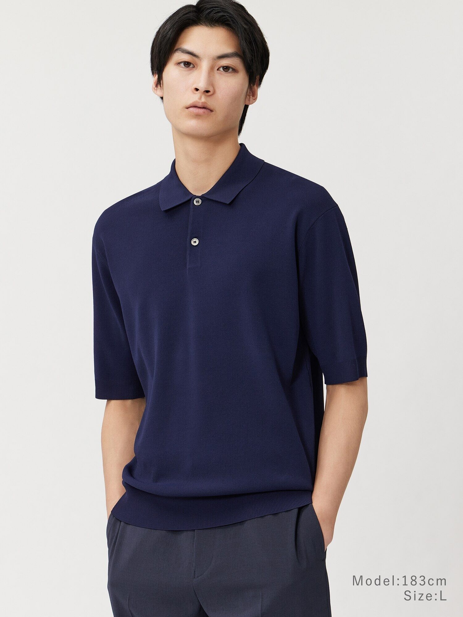 ネイビーのポロシャツ